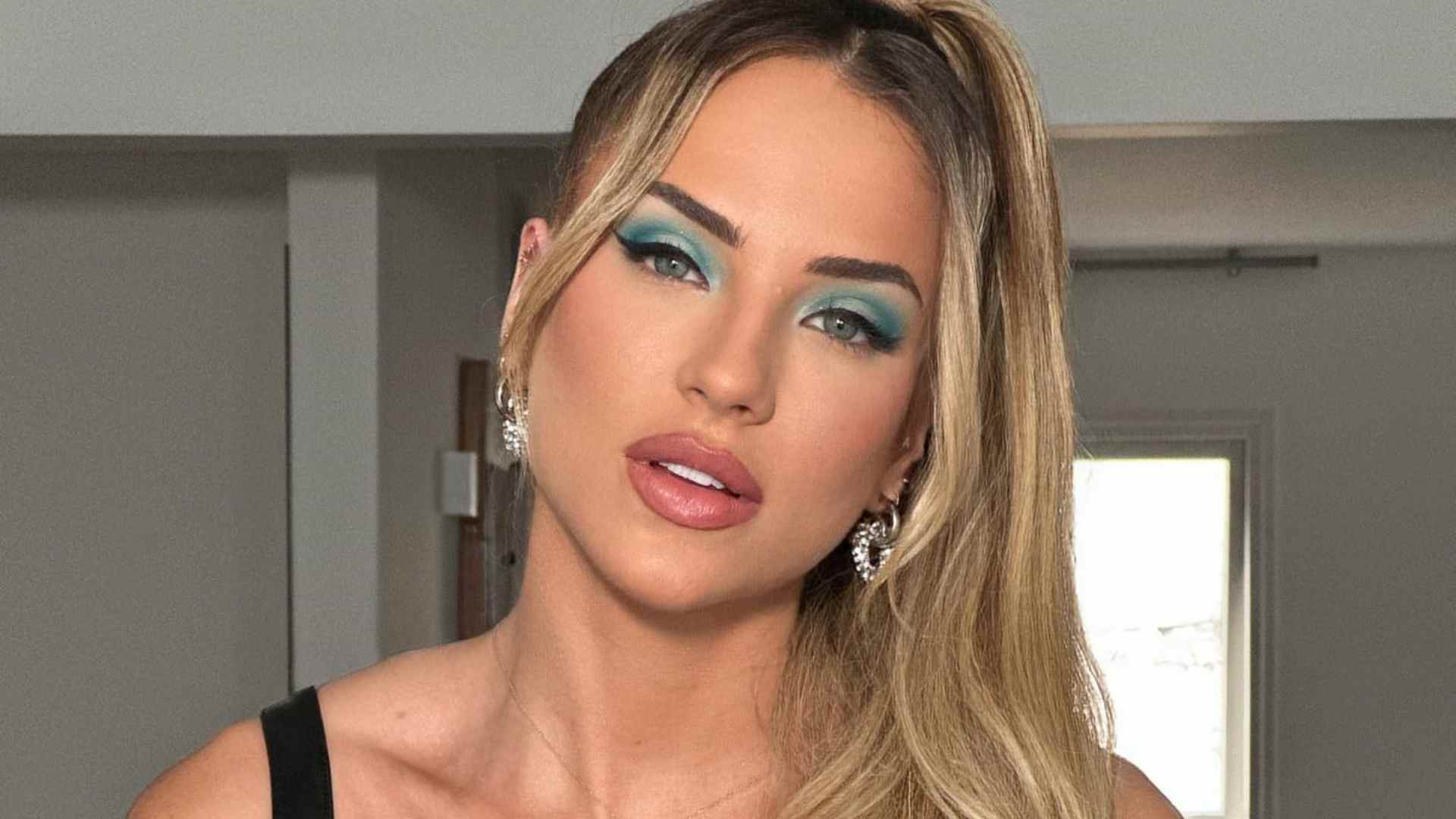 Após polêmica com o ex, Gabi Martins chama atenção ao surgir com vestido justo e com decote ousado