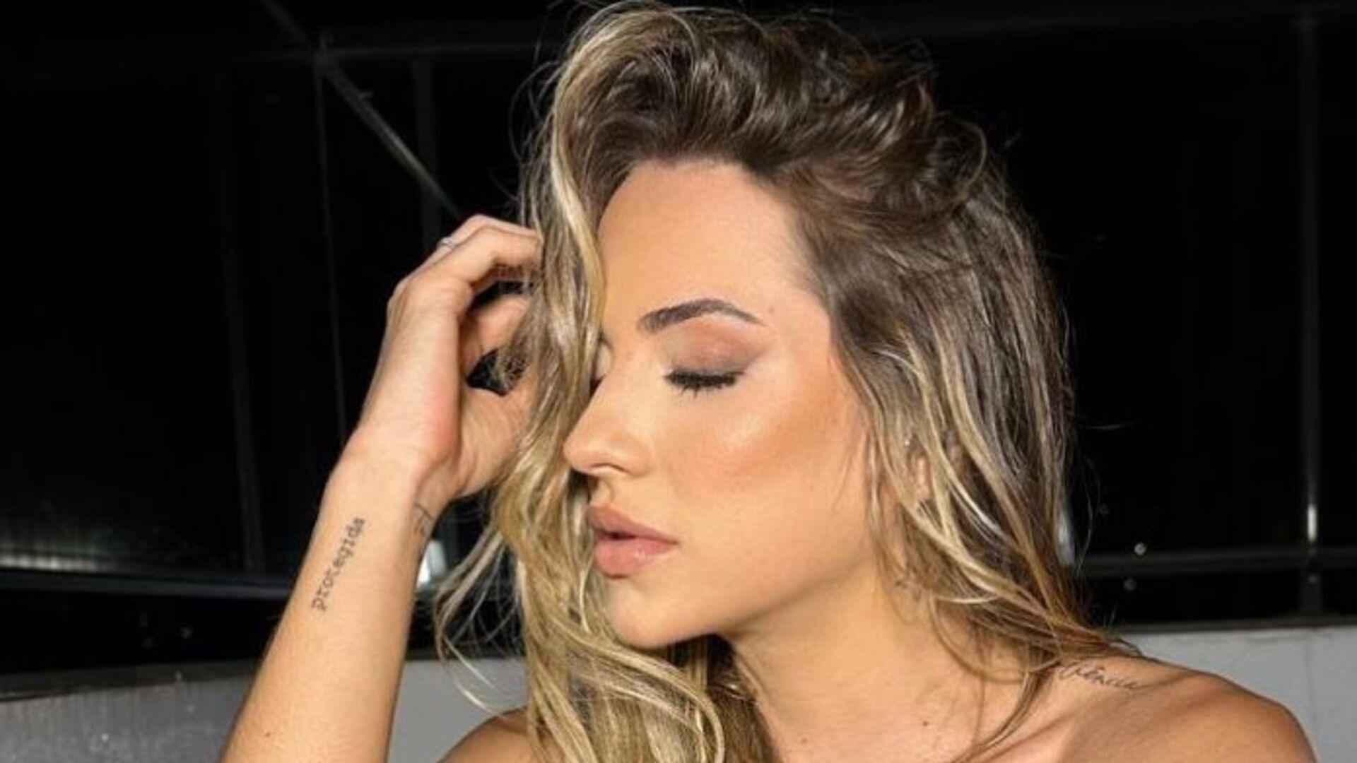 Gabi Martins surpreende ao publicar fotos topless e manda recado no mês da mulher