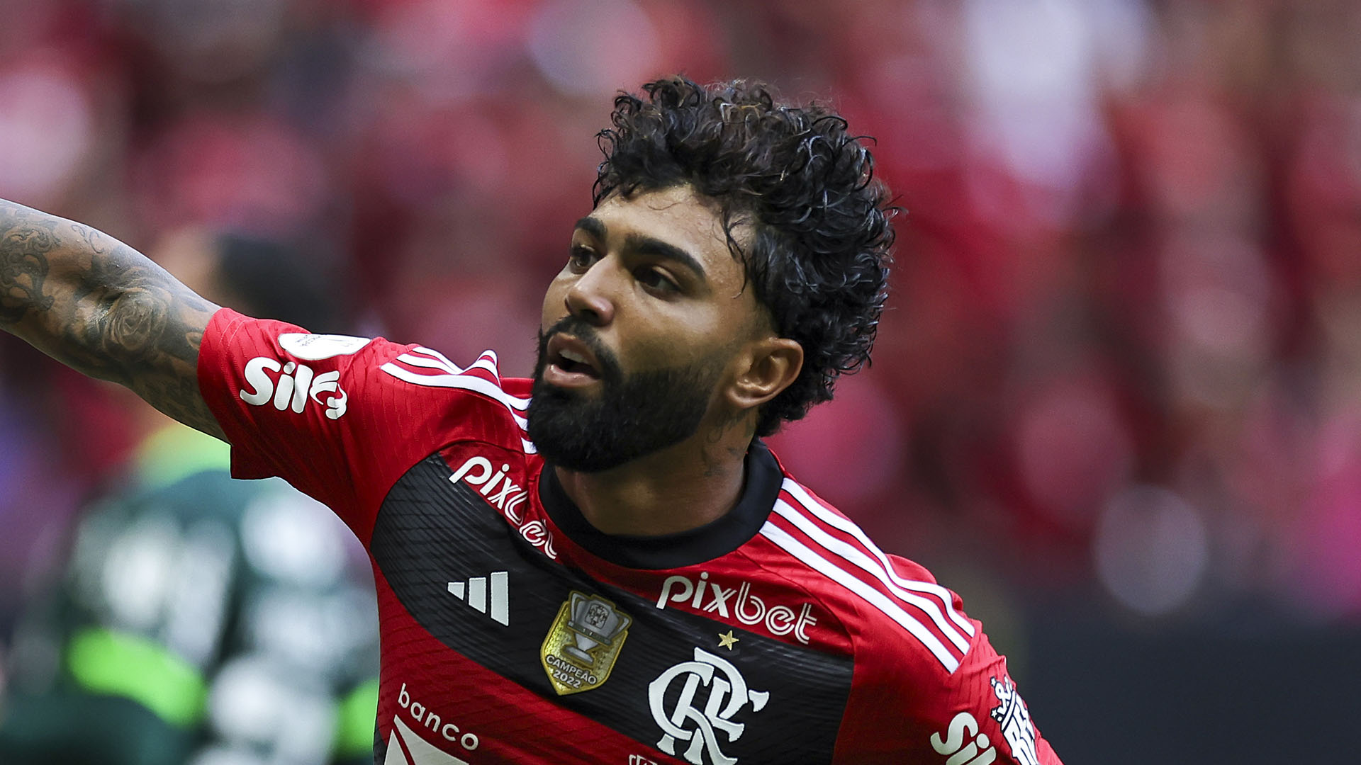 Gabigol exibe a decoração de sua sala de jogos com homenagem para ídolos do futebol