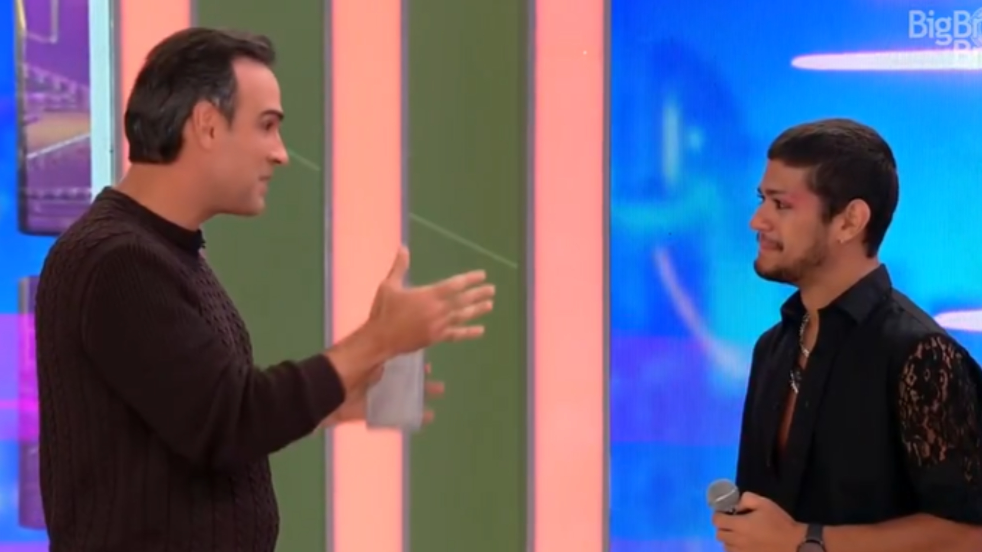 BBB 23: Gabriel Santana cai no choro com recado de Tadeu Schmidt: ”Tão evoluído”