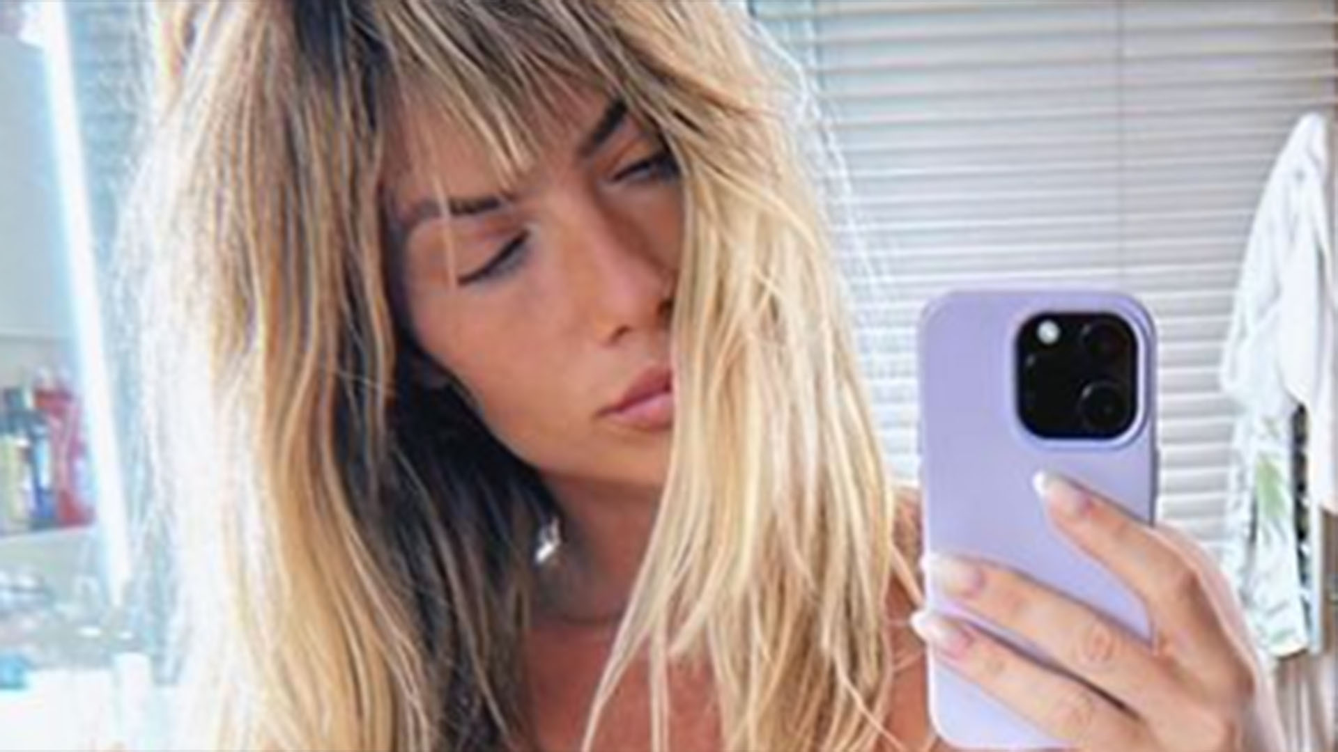 Giovanna Ewbank levanta a blusa para exibir a barriga sarada: ‘Me achei gatinha’