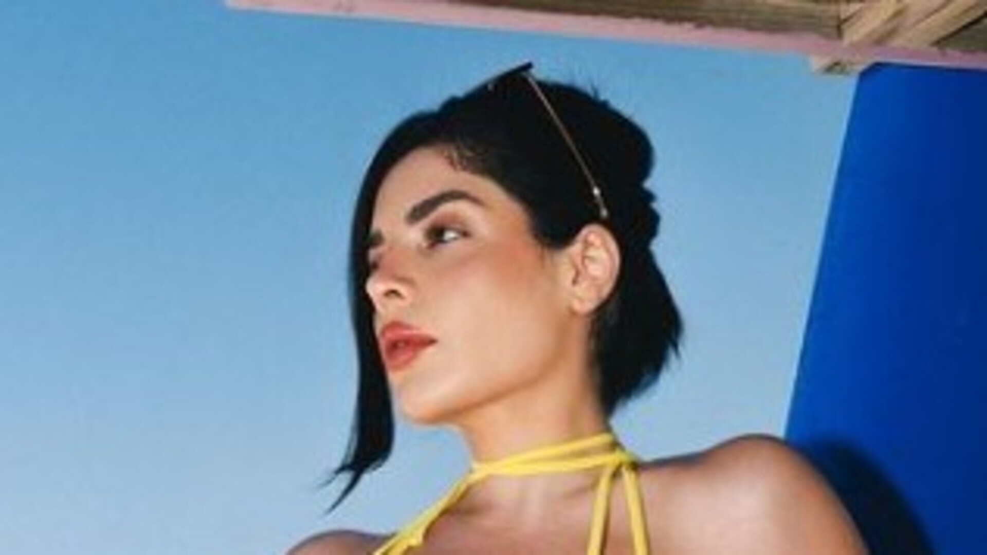 Gkay ultrapassa os limites da beleza ao surgir apenas de biquíni em Miami