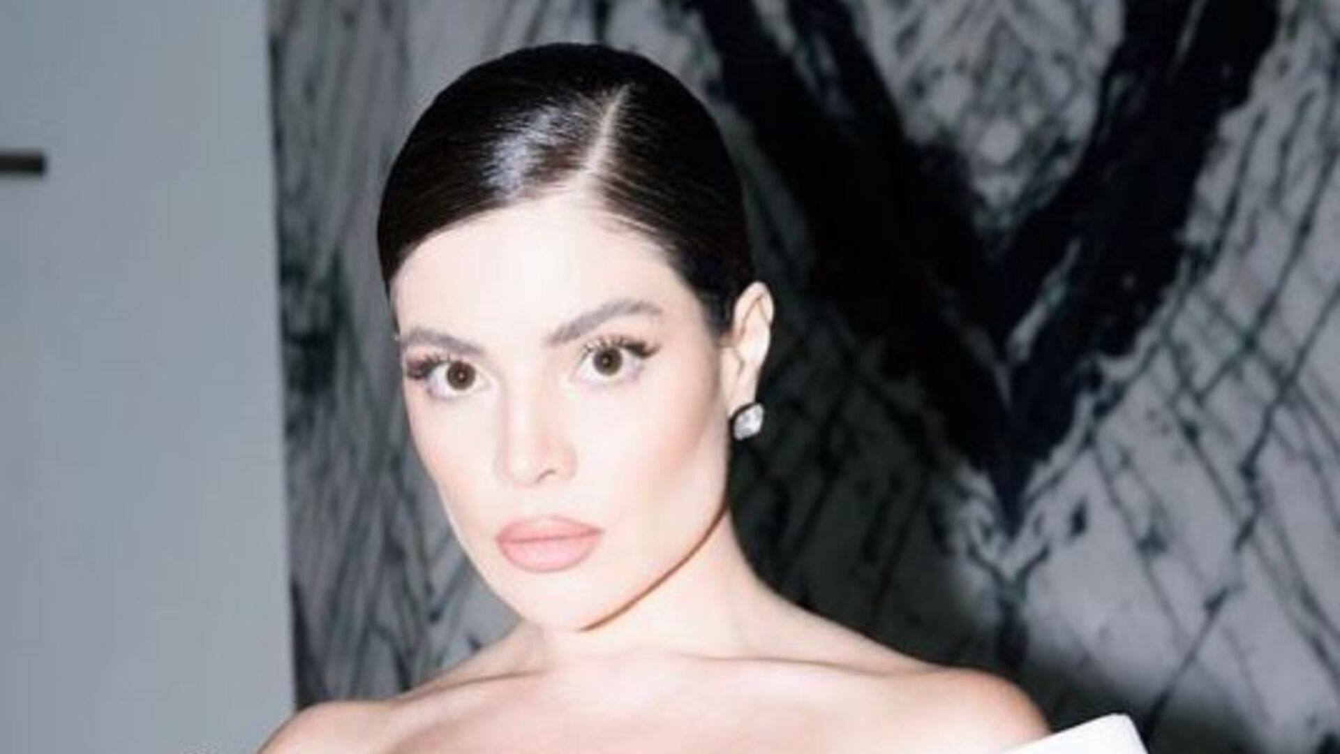 Gkay dá show de elegância ao surgir com vestido branco e preto em novas fotos