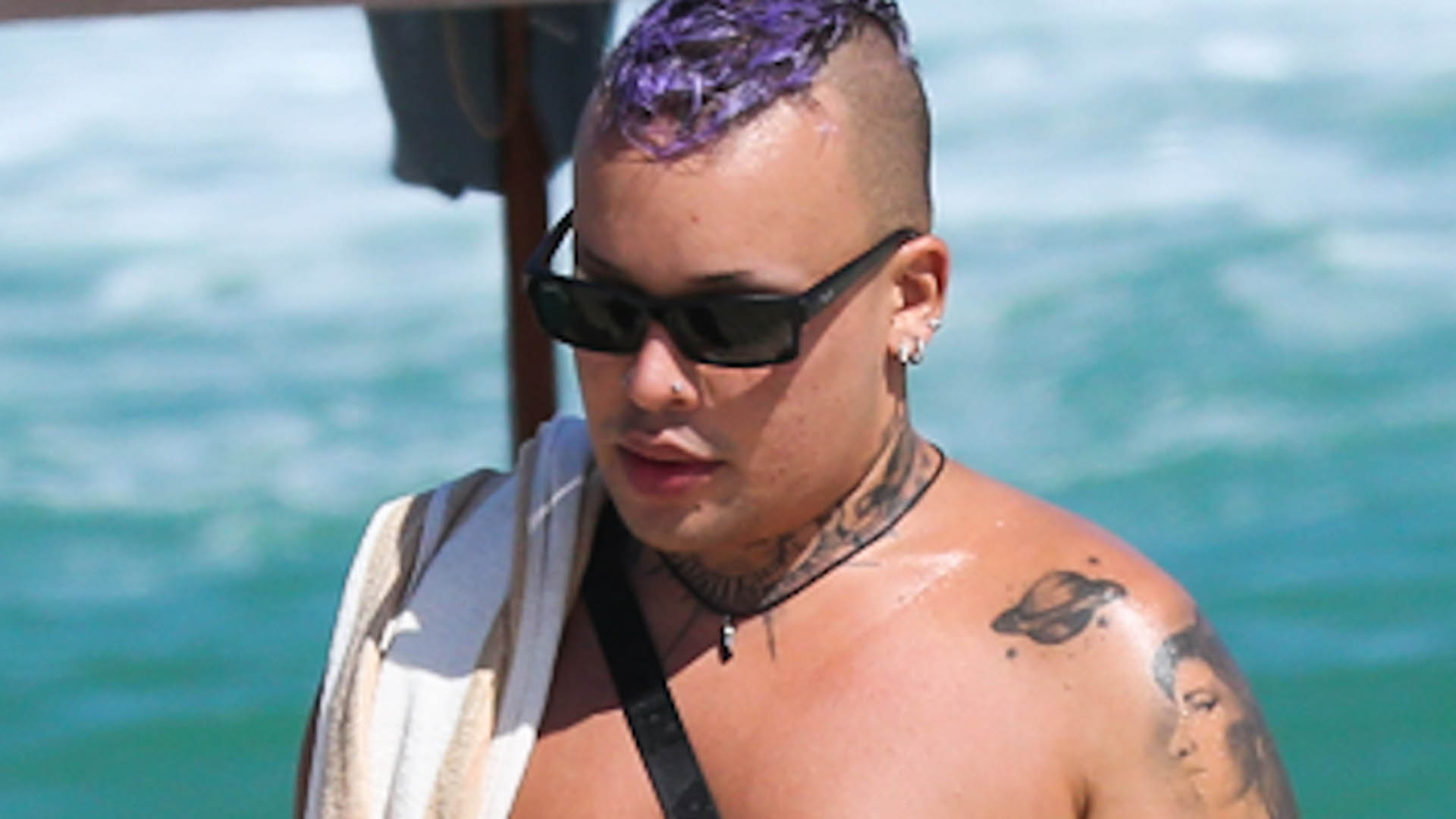 Gloria Groove surge só de biquíni fininho ao renovar o bronzeado na praia