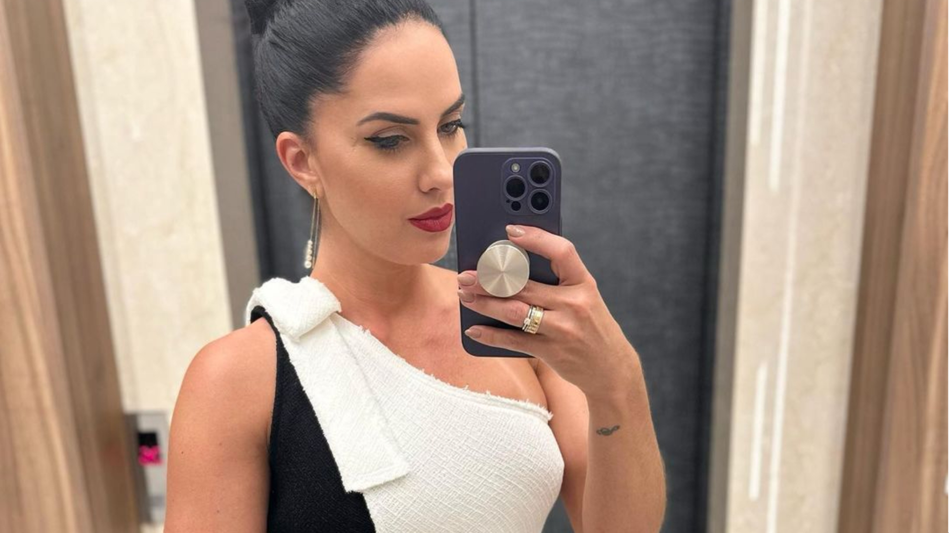 Graciele Lacerda surpreende ao apostar em look sóbrio e comportado: ”Outra mulher”