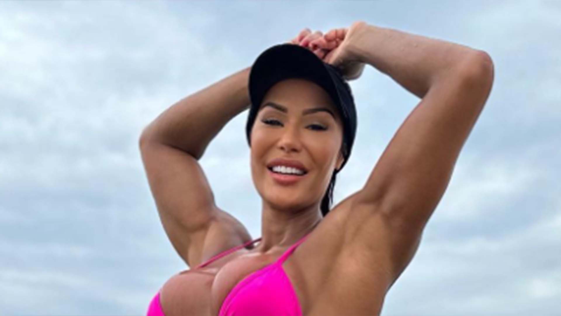De biquíni mínimo, Gracyanne Barbosa ostenta a barriga negativa e musculosa