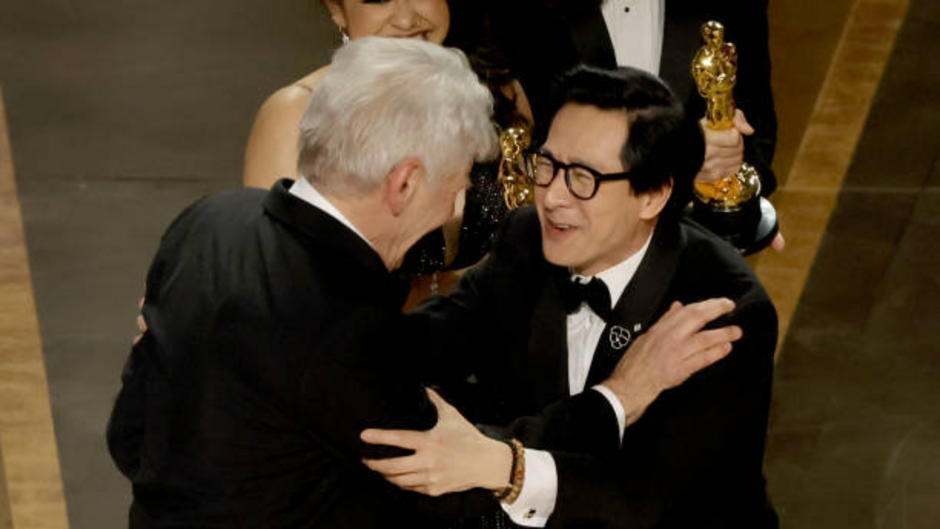 Vencedor do Oscar fica emocionado ao reencontrar Harrison Ford, com quem trabalhou em 1984
