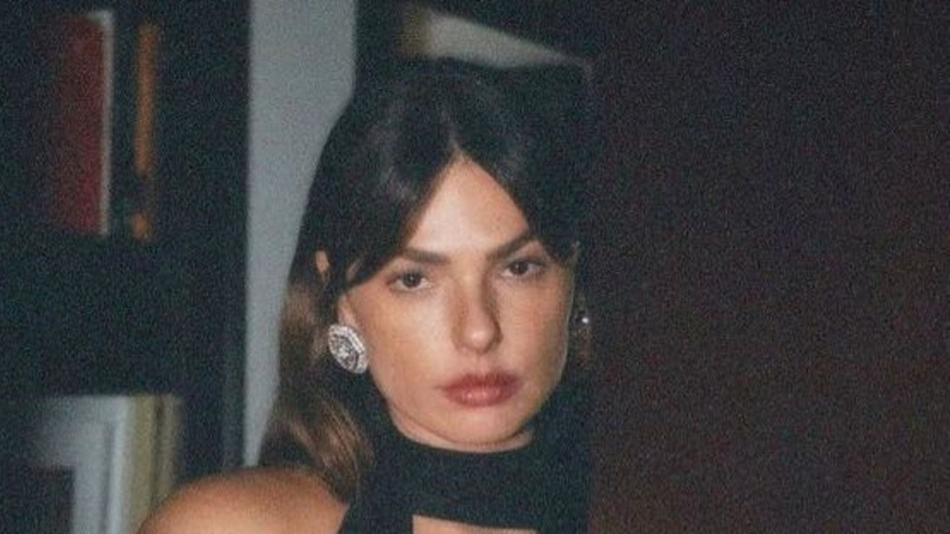 Ao posar com look decotado, Isis Valverde revela tatuagem em local estratégico