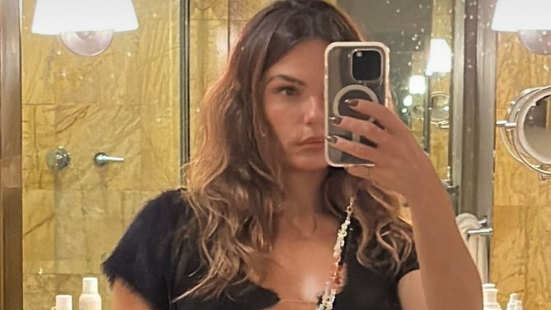 Isis Valverde posa com top aberto e deixa seios escapando em decote generoso