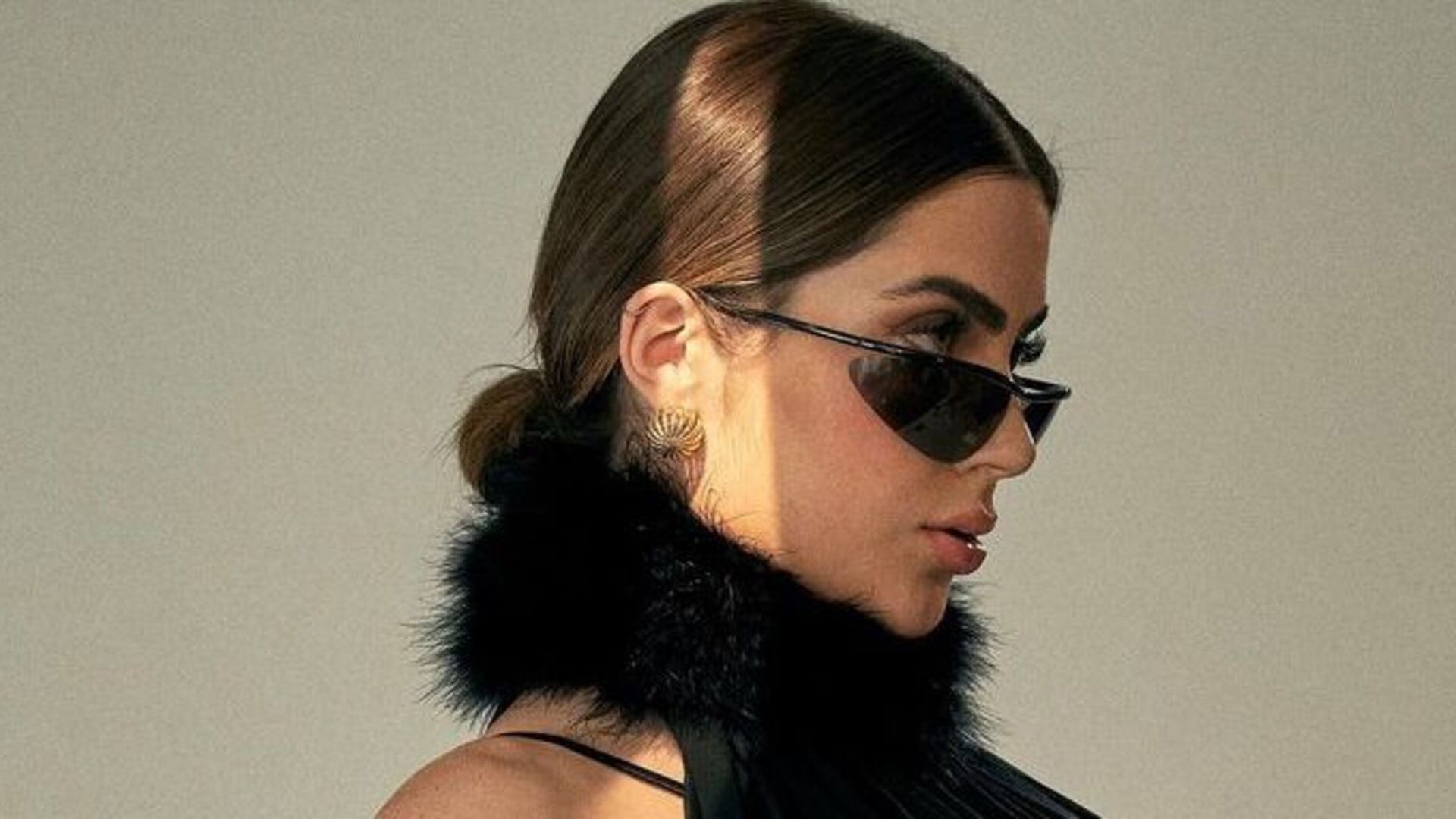 Jade Picon dá show de beleza e estilo ao posar com look all-black