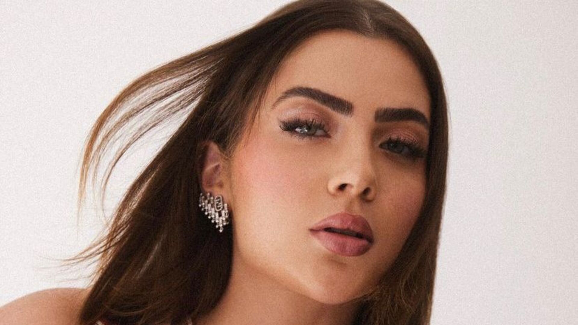 Jade Picon ultrapassa os limites da beleza ao surgir com look florido