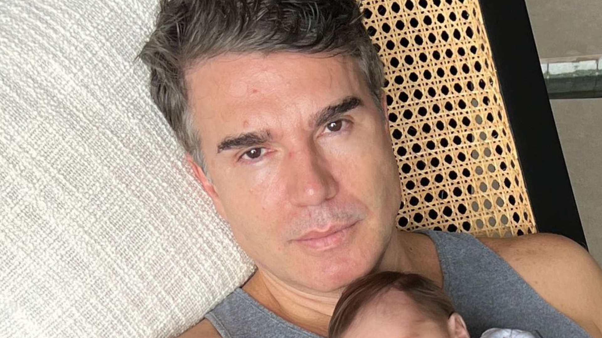 Jarbas Homem de Mello posa em momento fofo com o filho e encanta: ”Sua cara!”