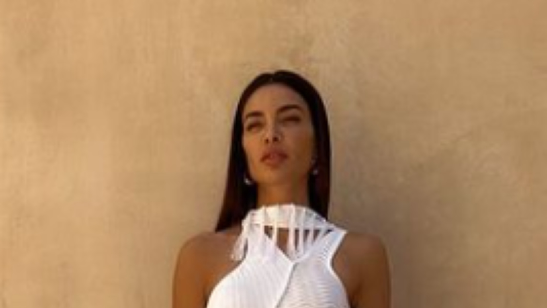 Joana Sanz, esposa de Daniel Alves, passeia por Dubai enquanto jogador está preso
