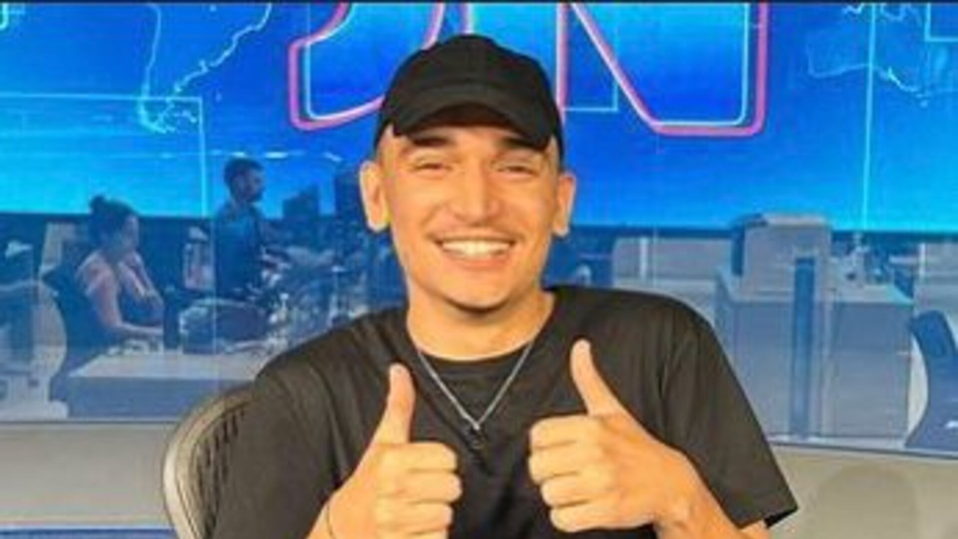 João Gomes dá show de alegria ao visitar a bancada do Jornal Nacional