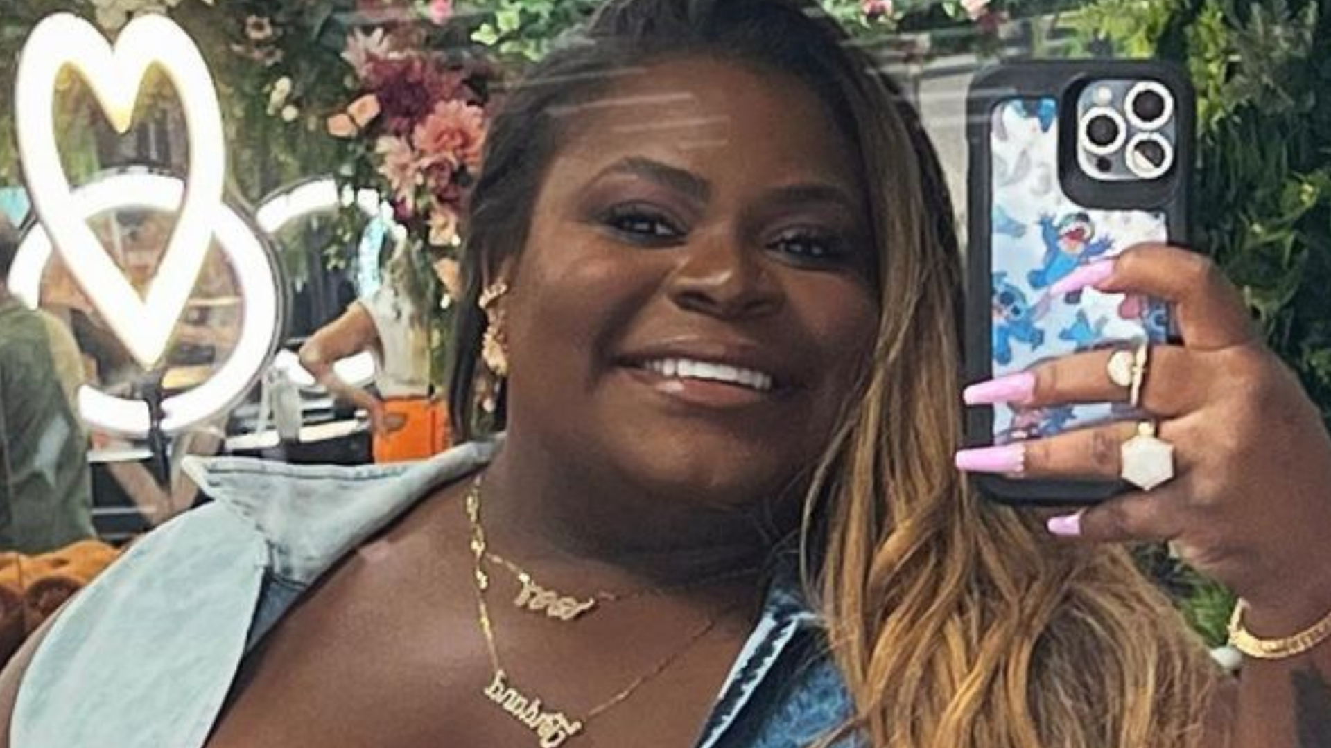 Mais magra, Jojo Todynho aposta em macacão jeans aberto e choca: ”Gata”