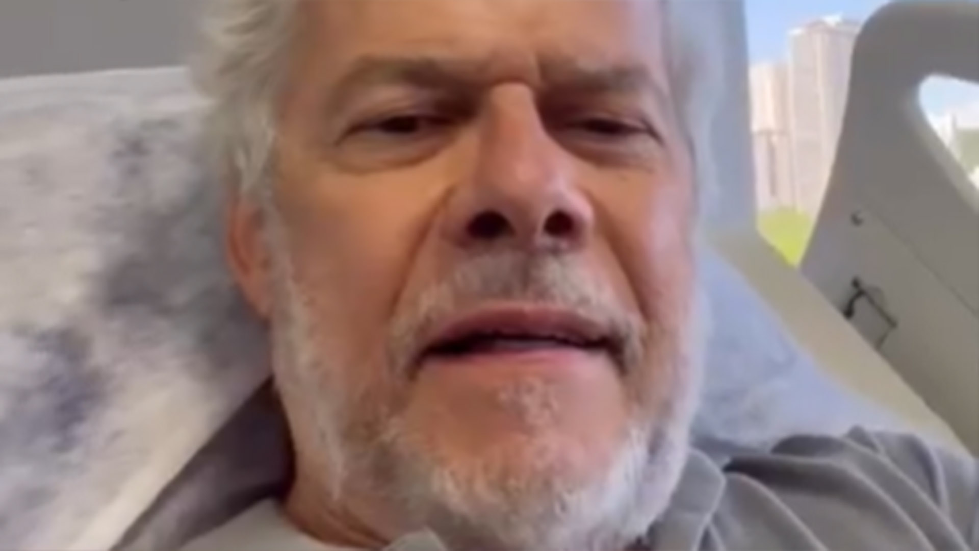 José Mayer surge em clínica médica e diz: ‘Doença complicada’