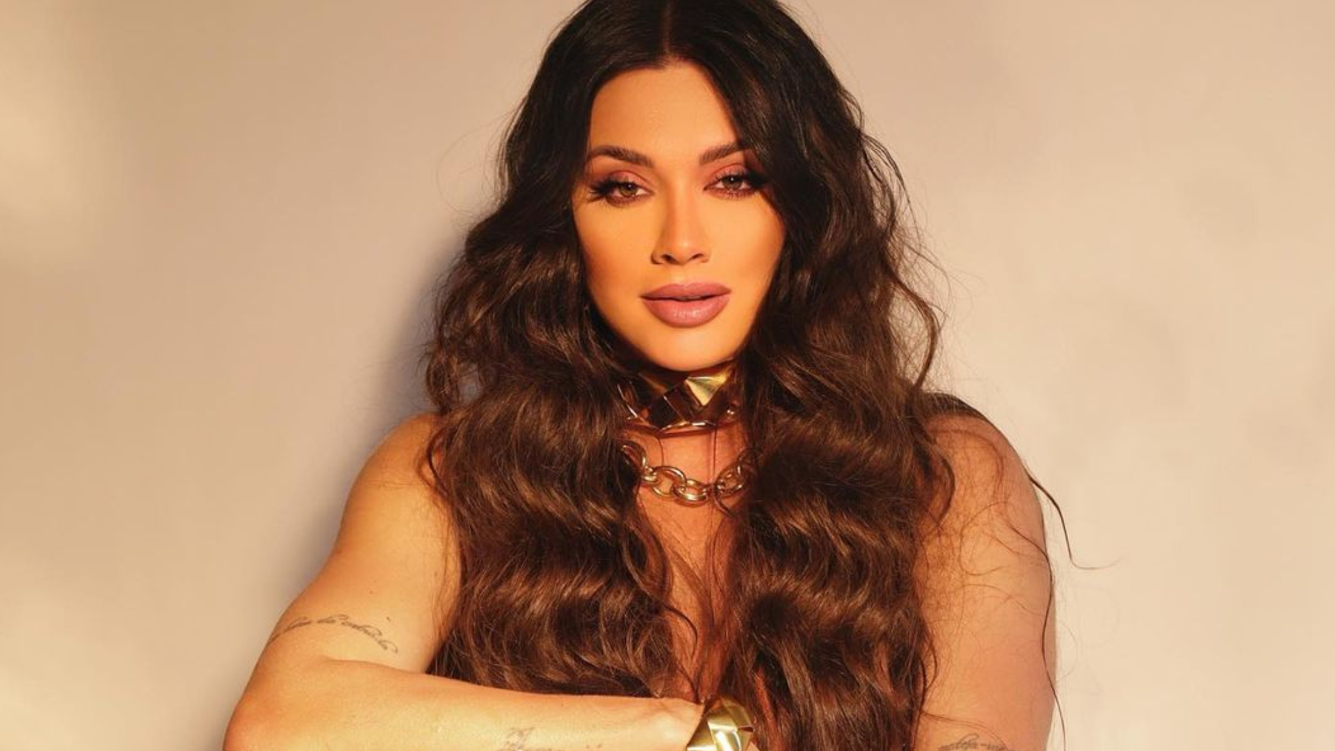 Nua, Juju Salimeni cobre apenas o necessário com cabelo: ”Obra de arte”