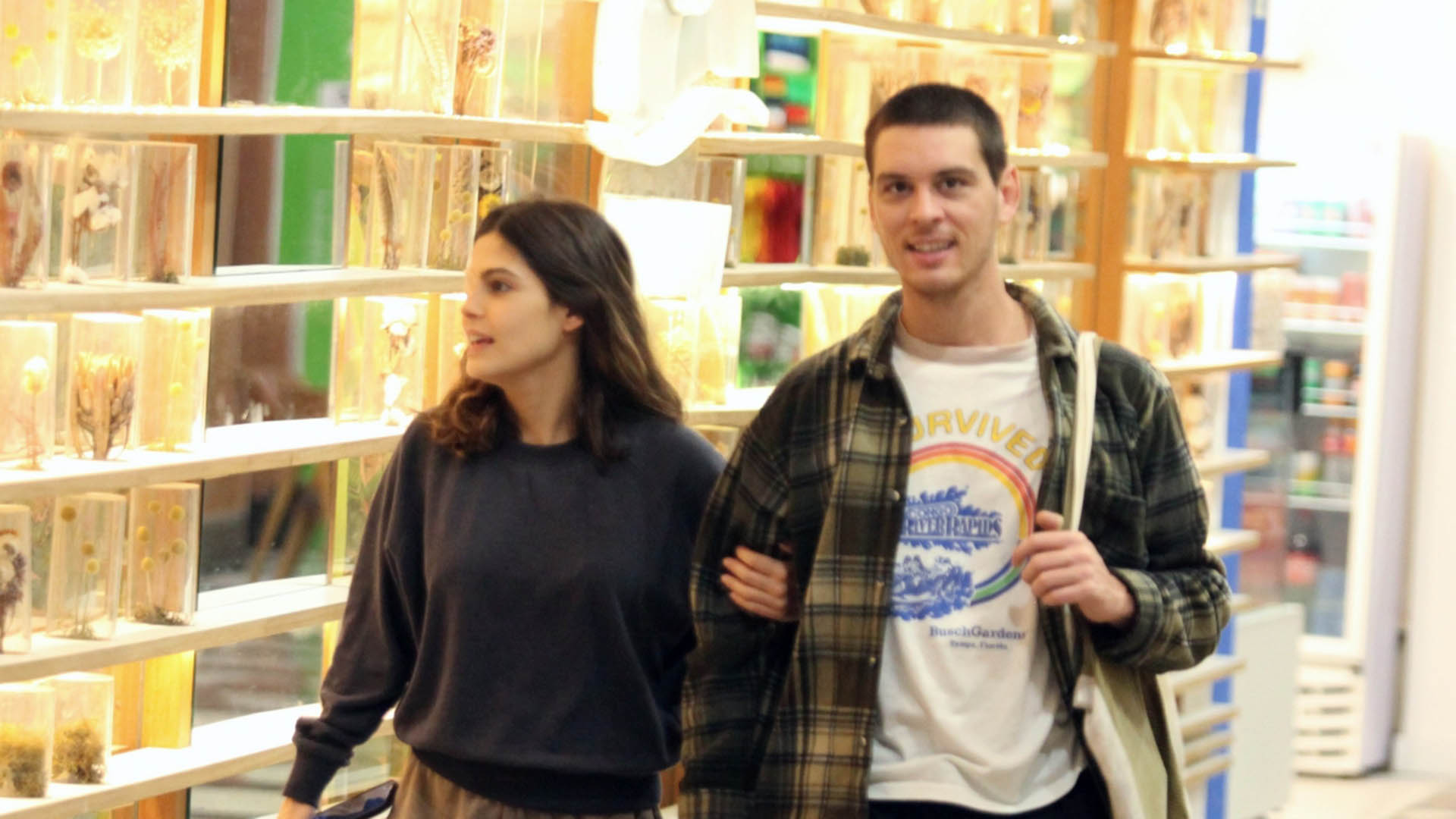 Julia Dalavia curte passeio no shopping com seu namorado, João Vithor Oliveira