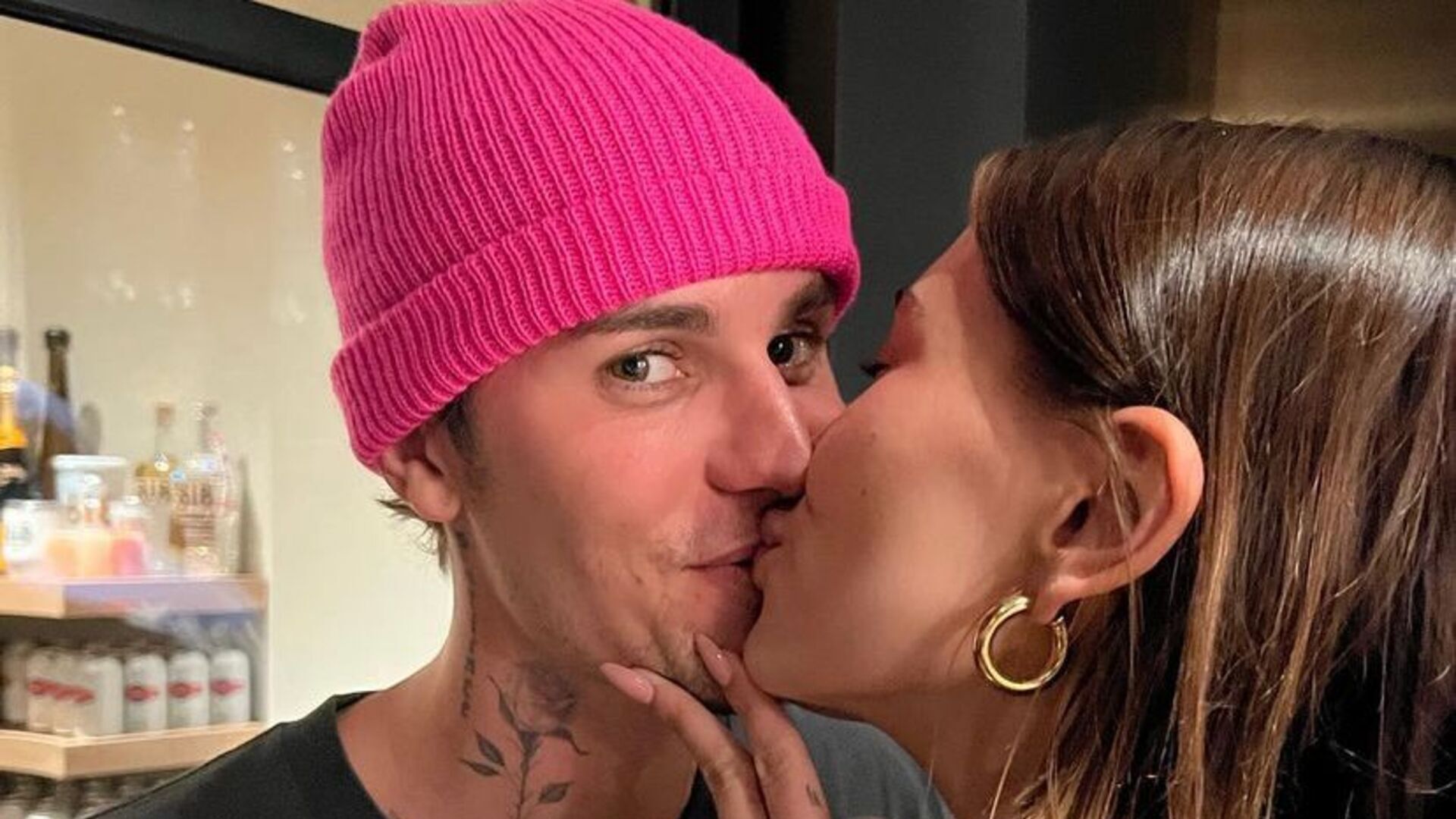 Saiba por que Justin Bieber não se manifestou durante briga entre sua esposa e a ex Selena Gomez