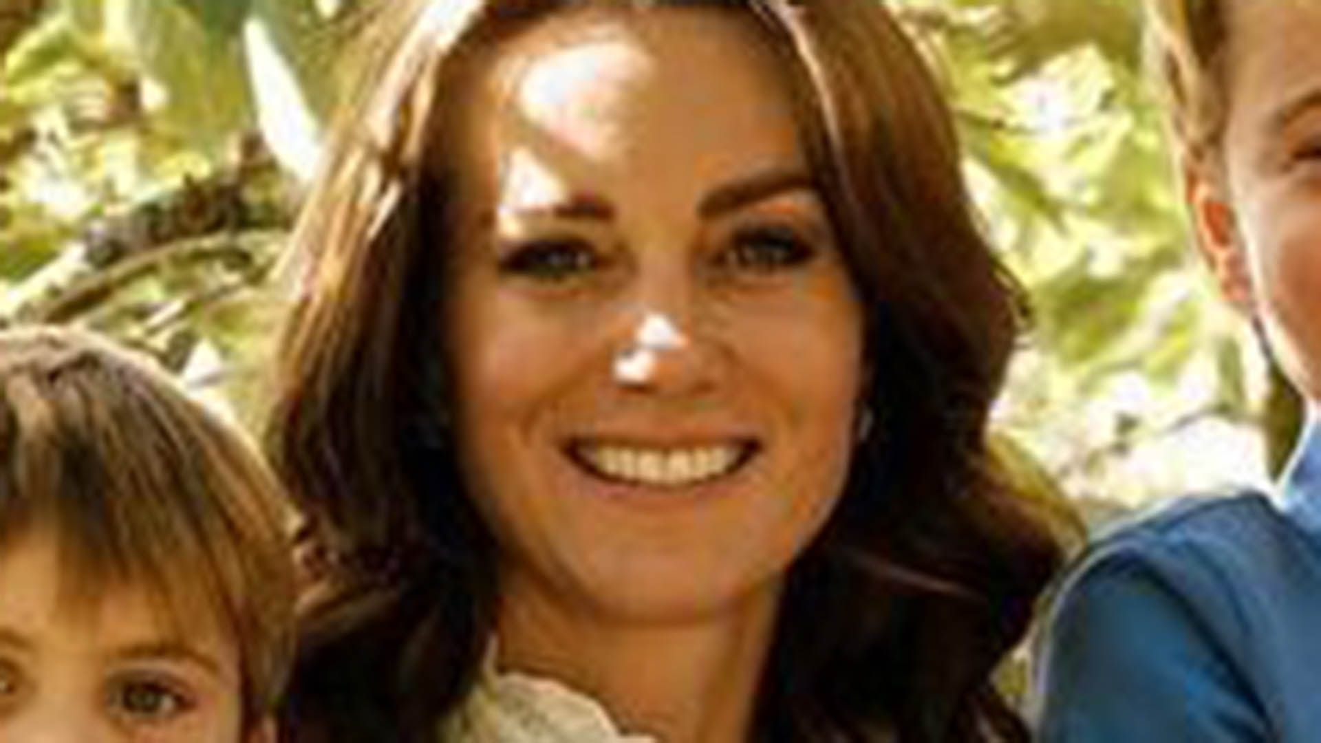 Kate Middleton brilha em foto inédita com os três filhos