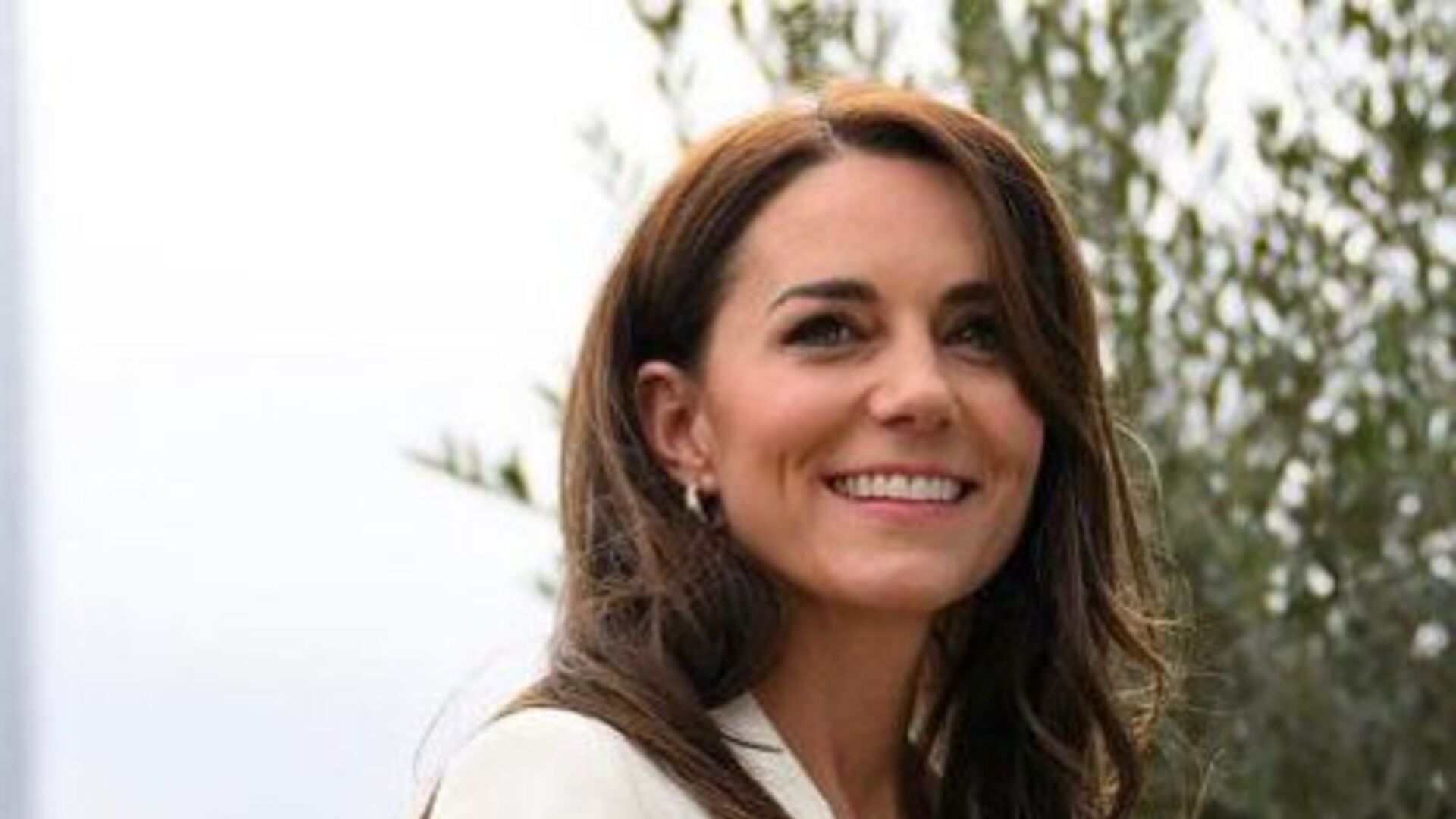 Kate Middleton aposta na elegância ao comparecer em visita real com terninho