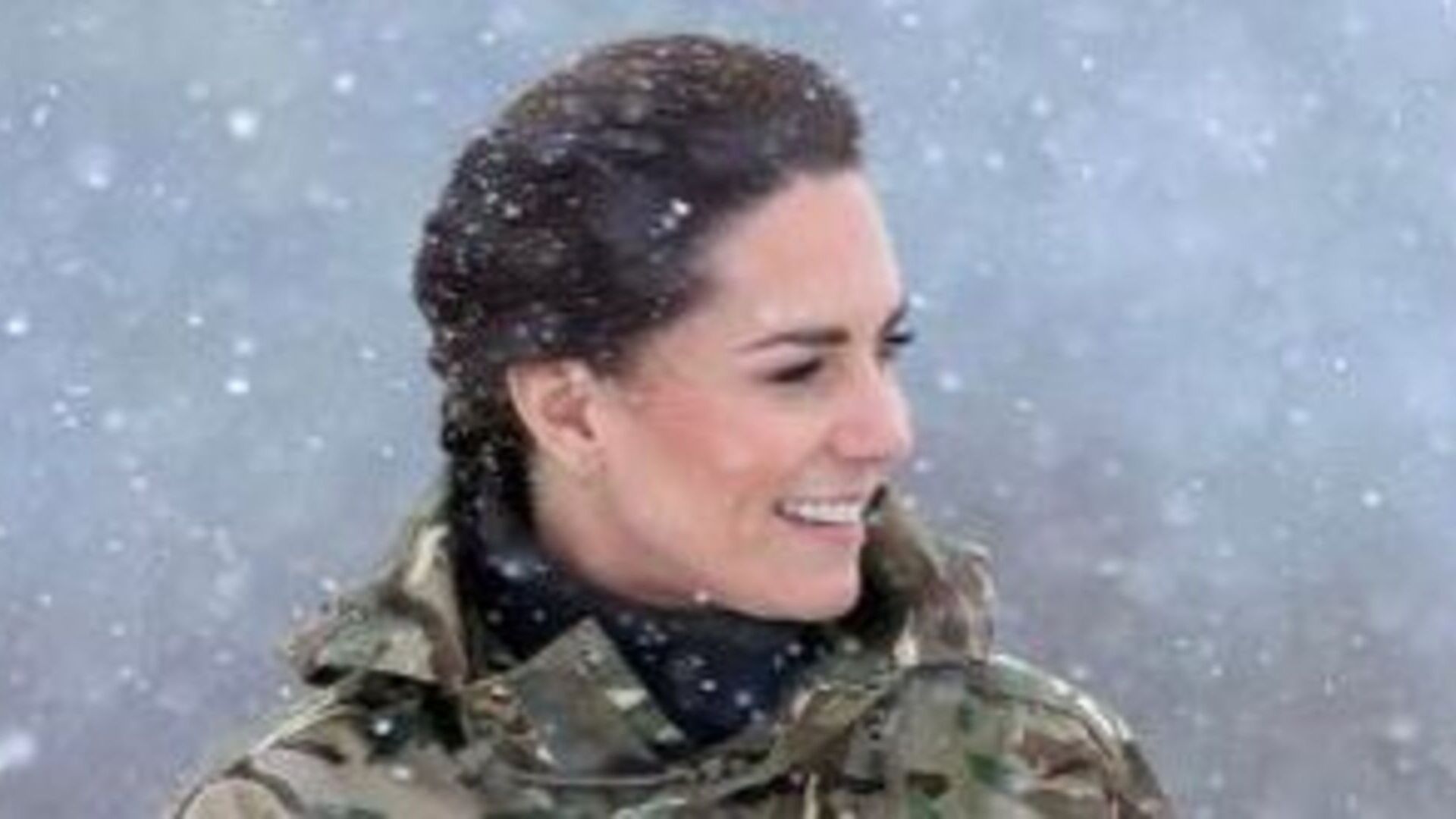 Kate Middleton surpreende ao surgir com uniforme militar em compromisso real
