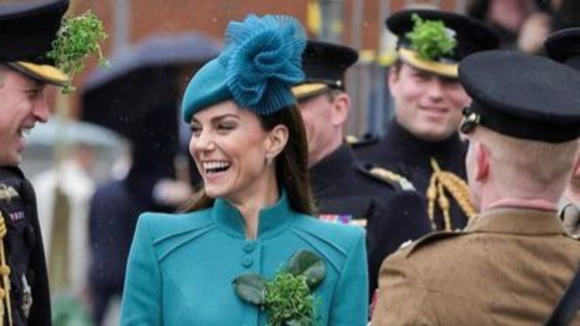 Kate Middleton surge deslumbrante e colorida para visita real em dia de celebração no Reino Unido