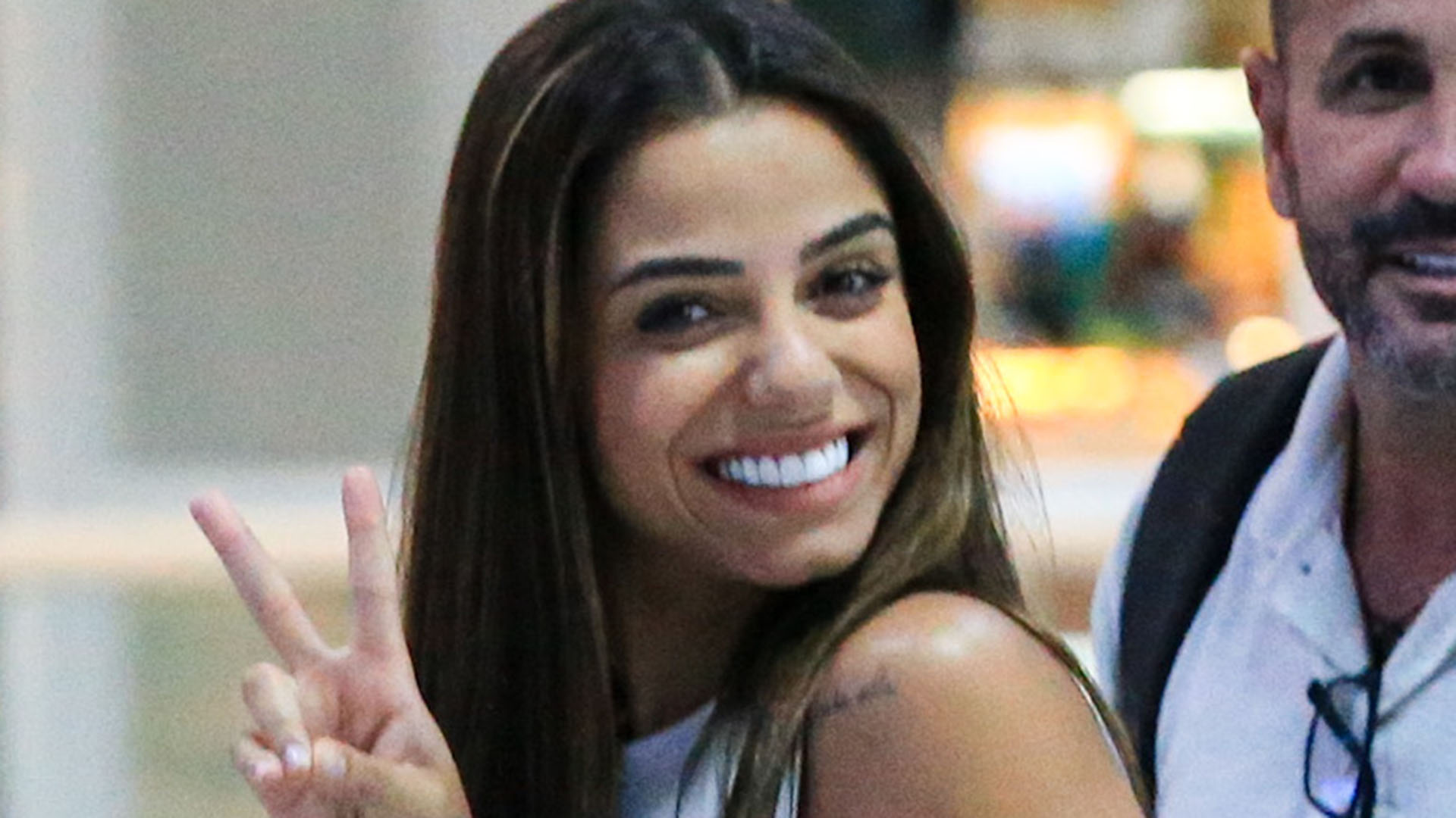 Ex-BBB Key Alves esbanja simpatia em flagra no aeroporto
