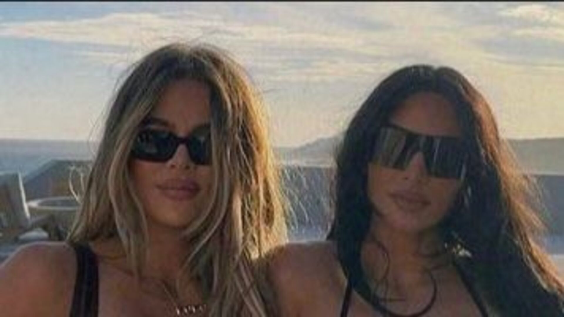 Kim e Khloé Kardashian elevam a temperatura das redes sociais ao posarem com roupas de banho