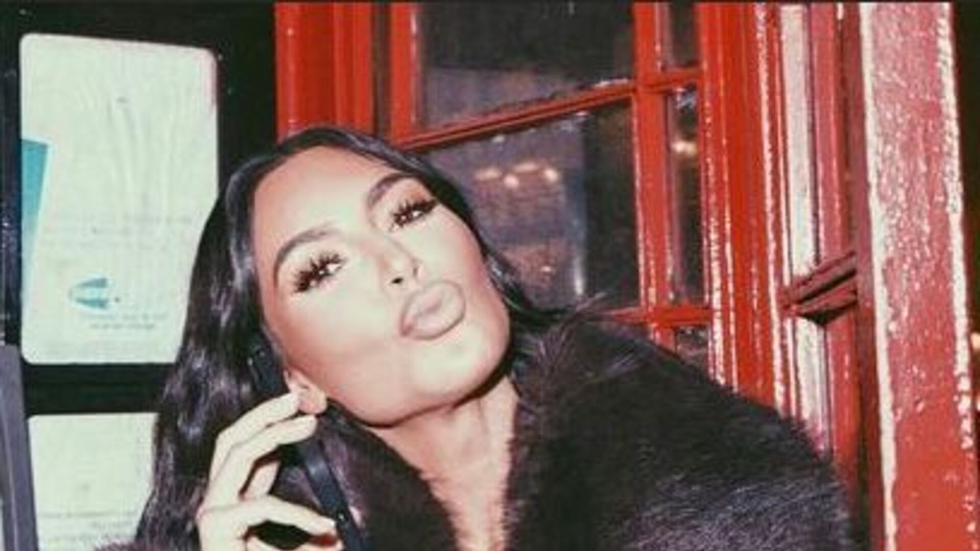 Kim Kardashian esbanja elegância ao abrir álbum de fotos de viagem a Londres