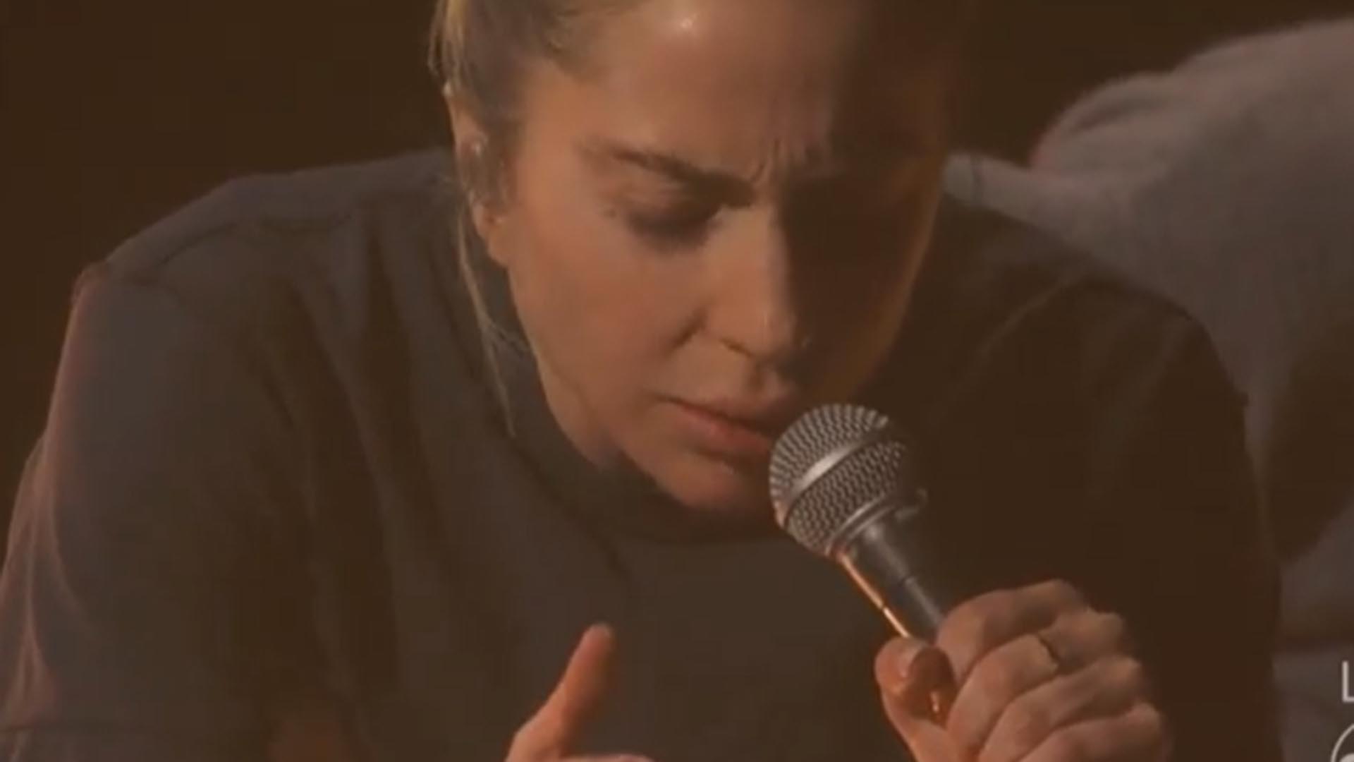 Lady Gaga dispensa todo o luxo para se apresentar no palco do Oscar 2023