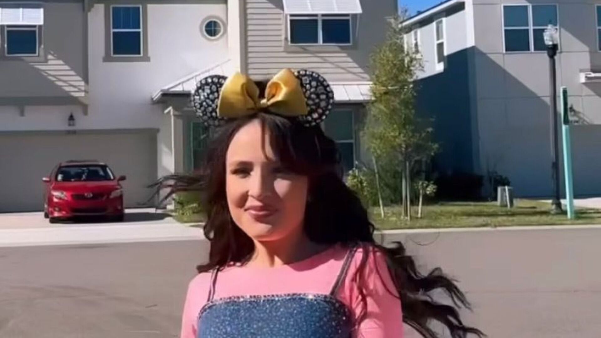Larissa Manoela surge esbanjando beleza e alegria em Orlando