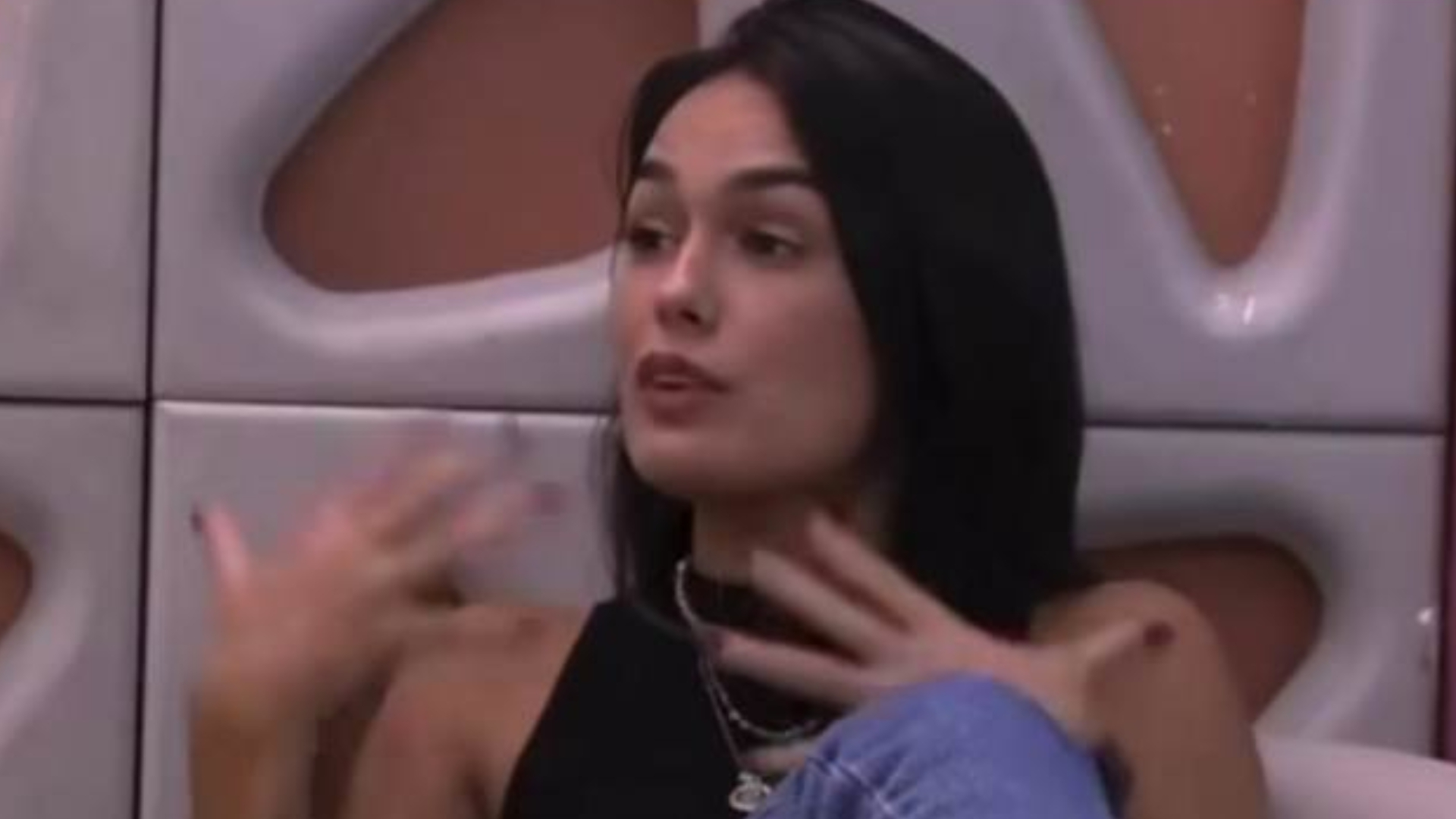 BBB 23: Larissa vê mensagem em discurso de Tadeu Schmidt: ”Uma indireta”