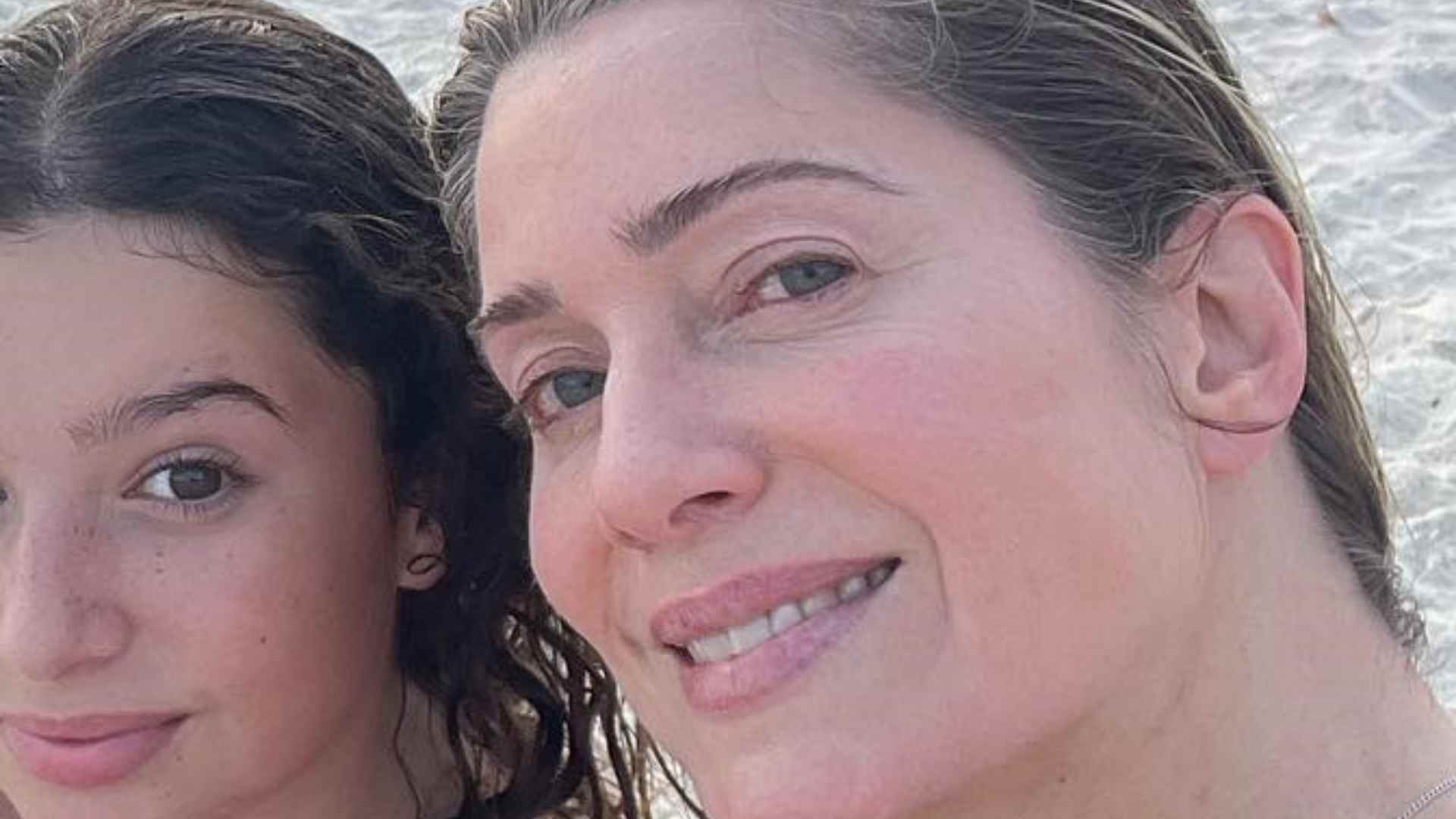 Leticia Spiller curte dia na praia com a filha, Stella: “Melhor companhia”