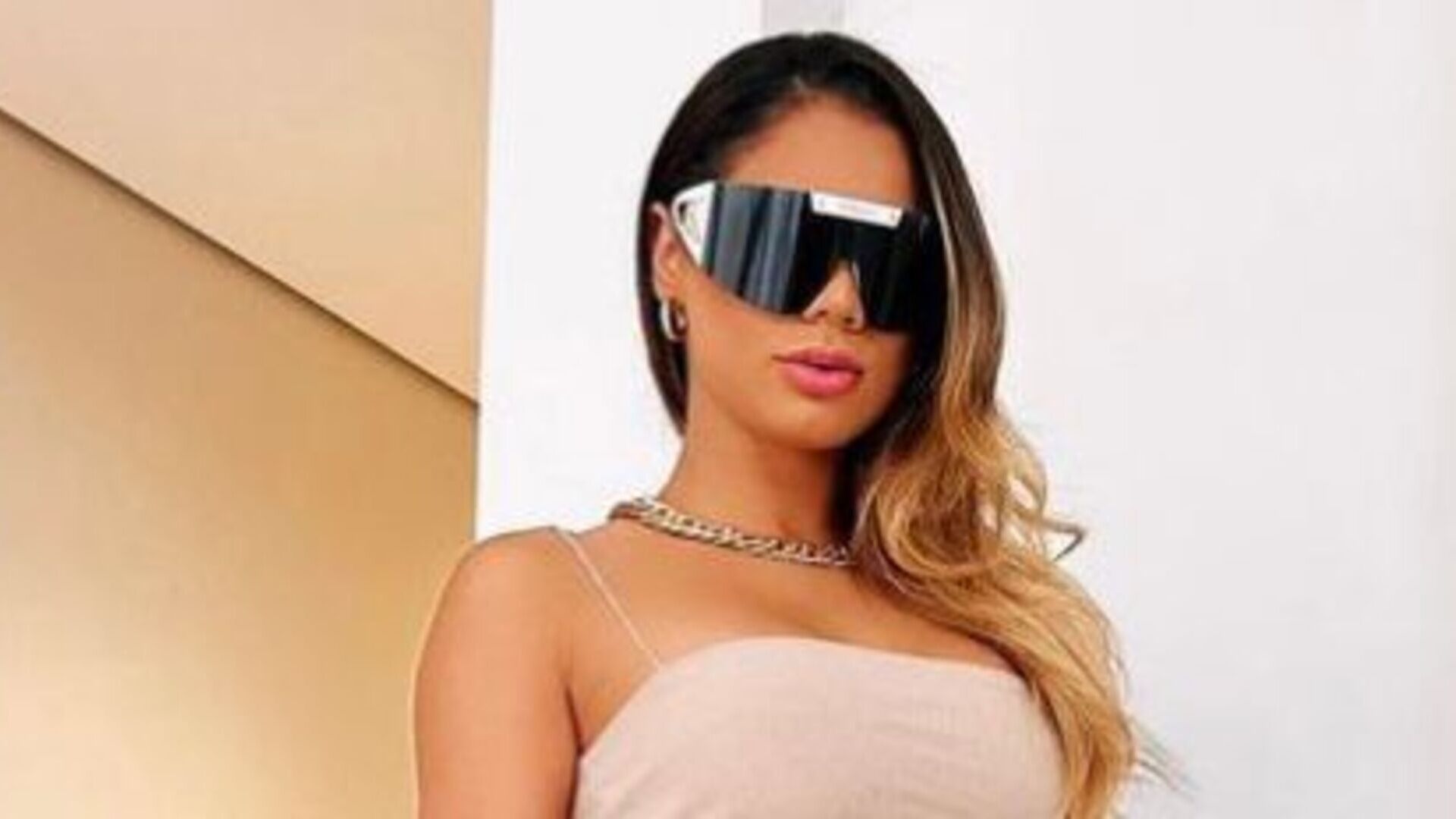 Lexa esbanja beleza e estilo ao surgir com look curtinho em novas fotos
