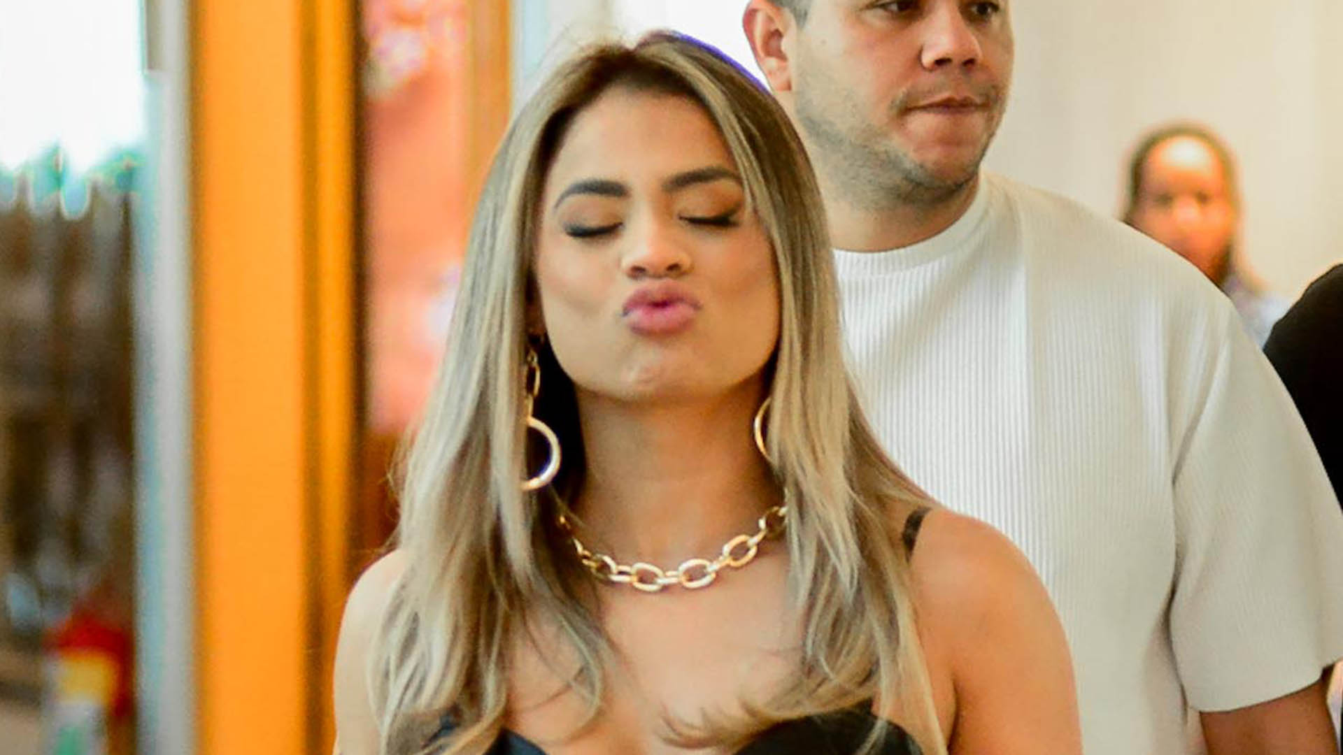 Lexa curte tarde de compras no Rio de Janeiro após MC Guimê ir à delegacia