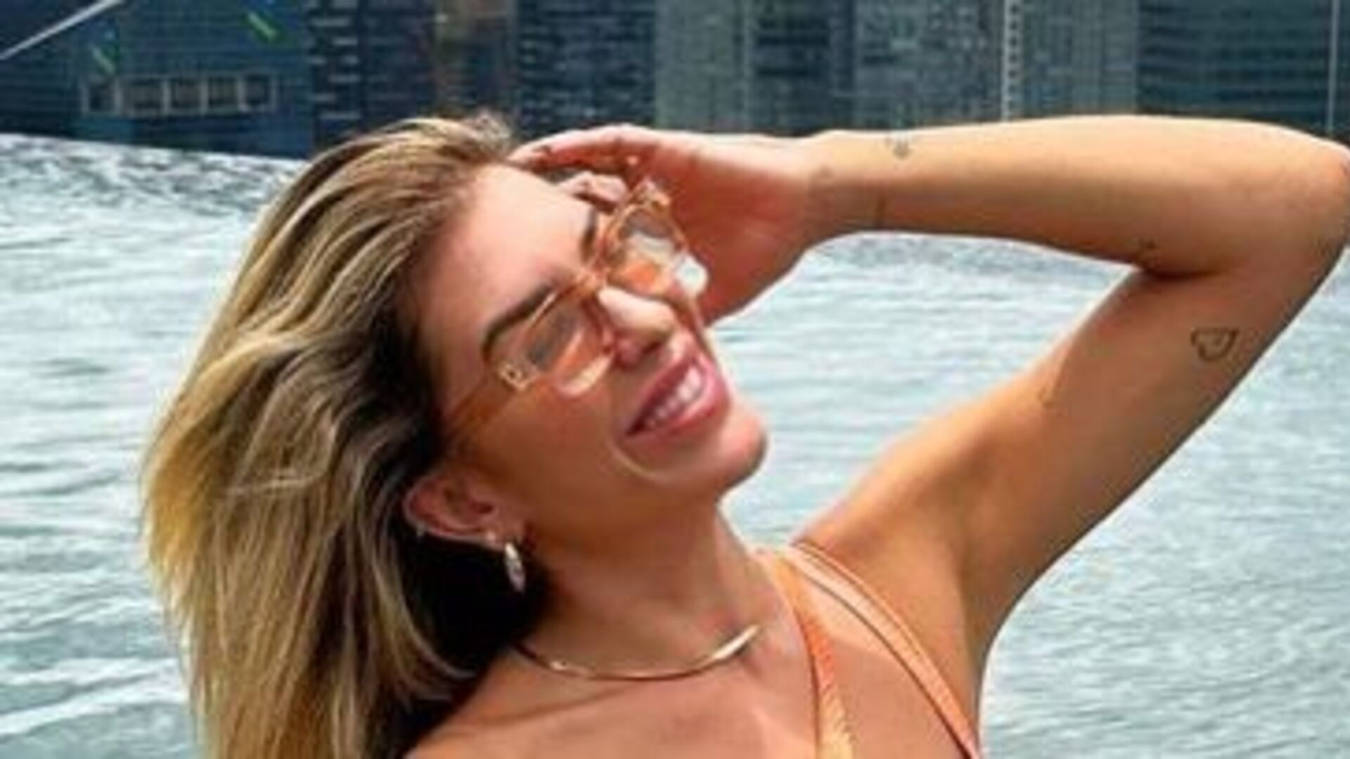 Lore Improta esbanja beleza e boa forma ao posar de maiô durante viagem