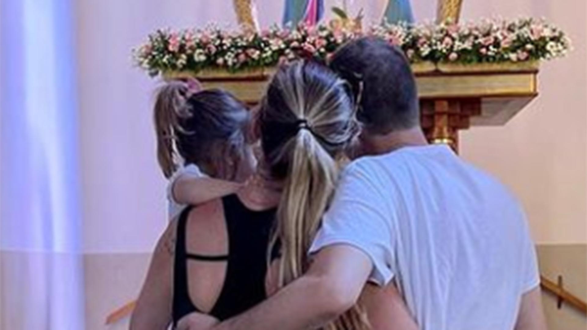 Tiago Leifert faz oração junto com a esposa e a filha em uma igreja