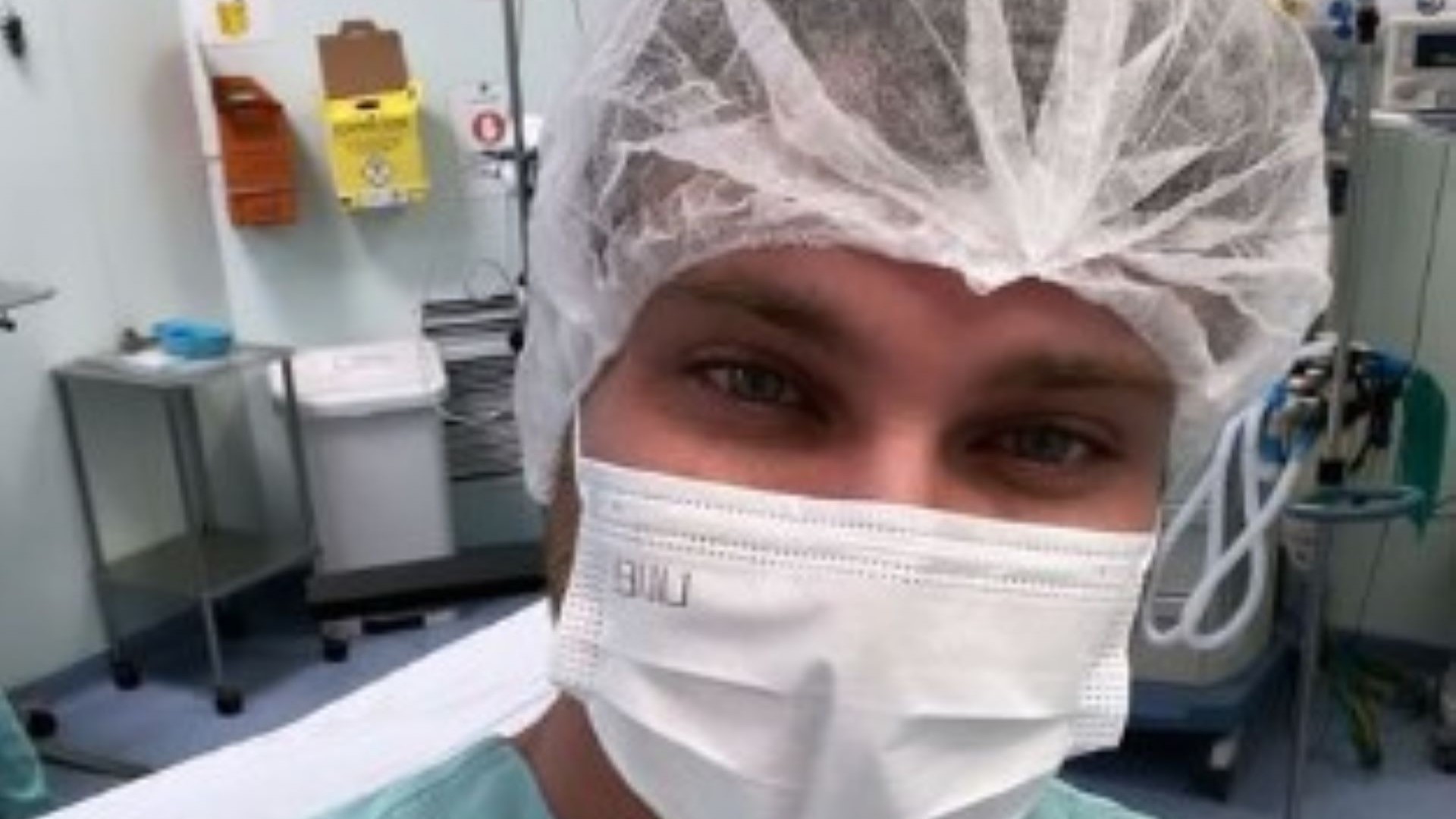 Ex-BBB Lucas Bissoli aparece em centro cirúrgico e diz que não largou medicina