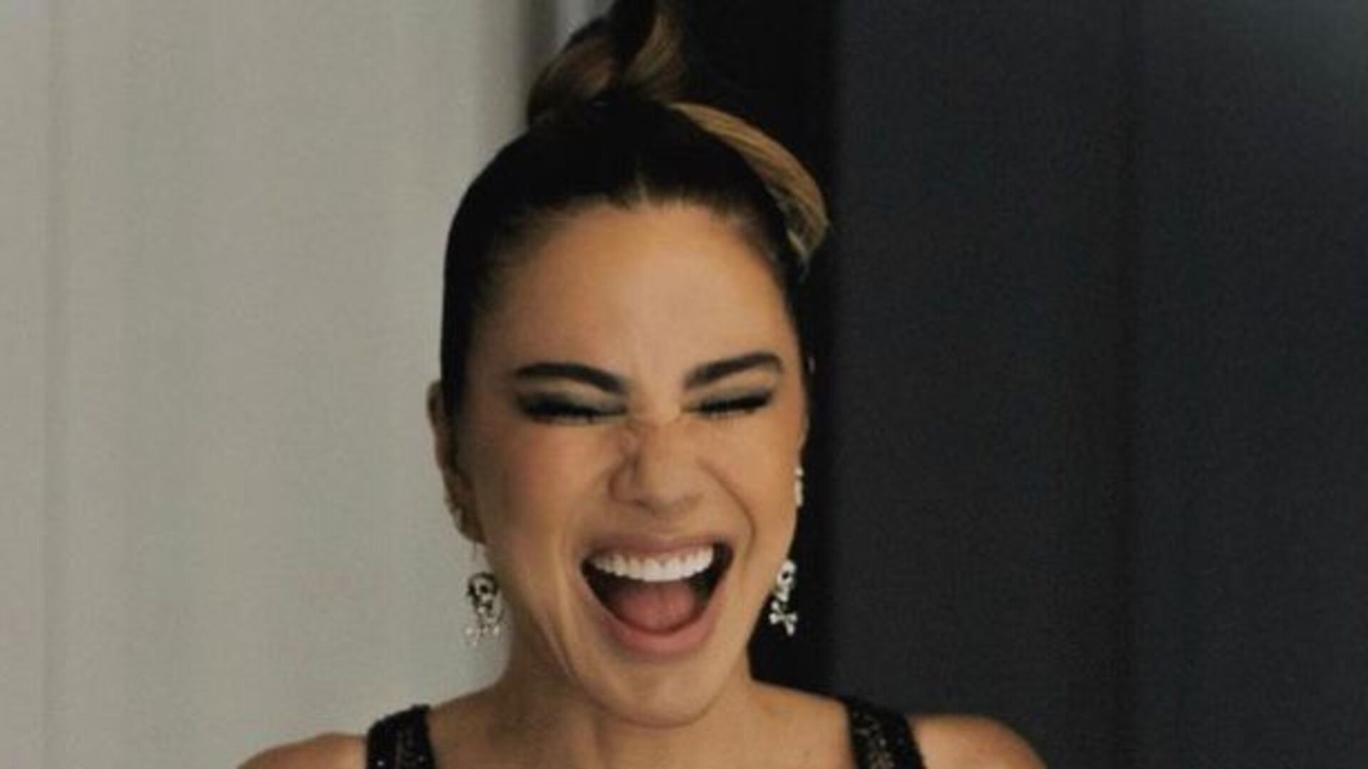 Luciana Gimenez quase mostra demais ao posar com look all-black ousado