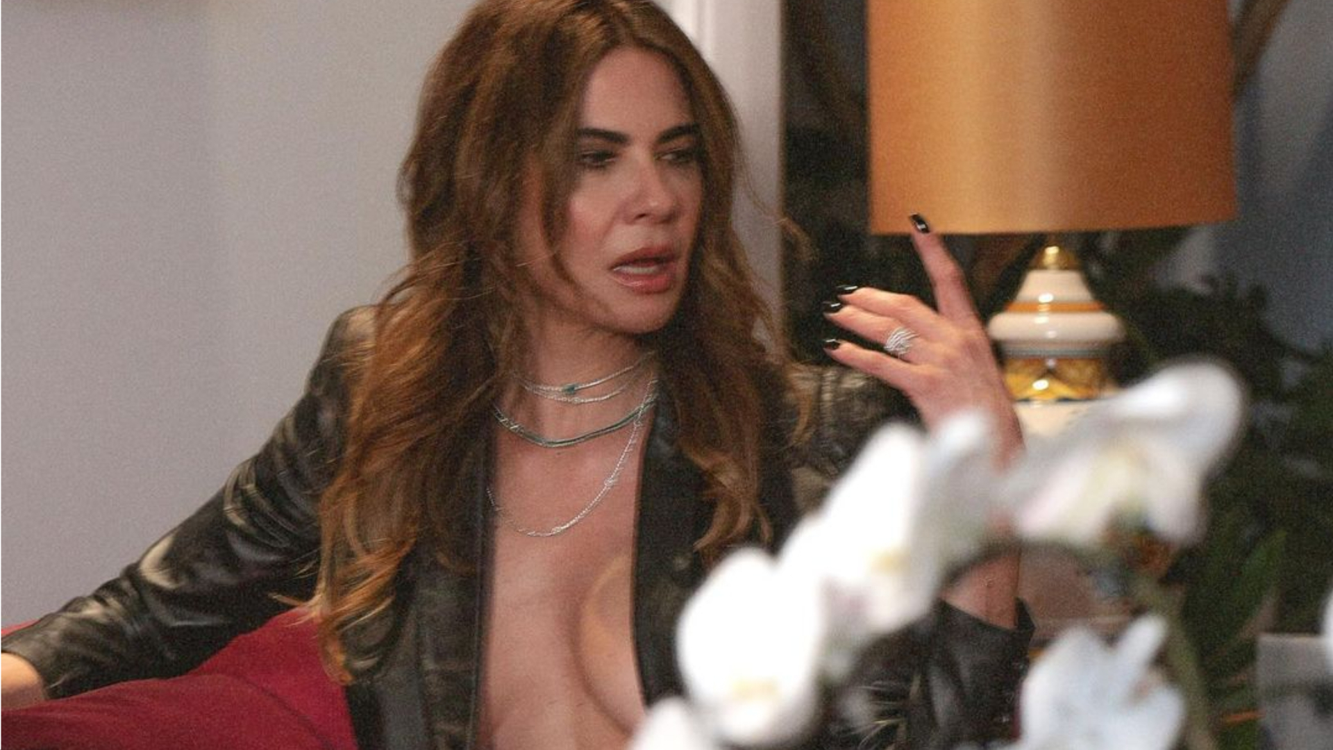 Só de calcinha, Luciana Gimenez sensualiza ao abrir a jaqueta: ”Que mulher”