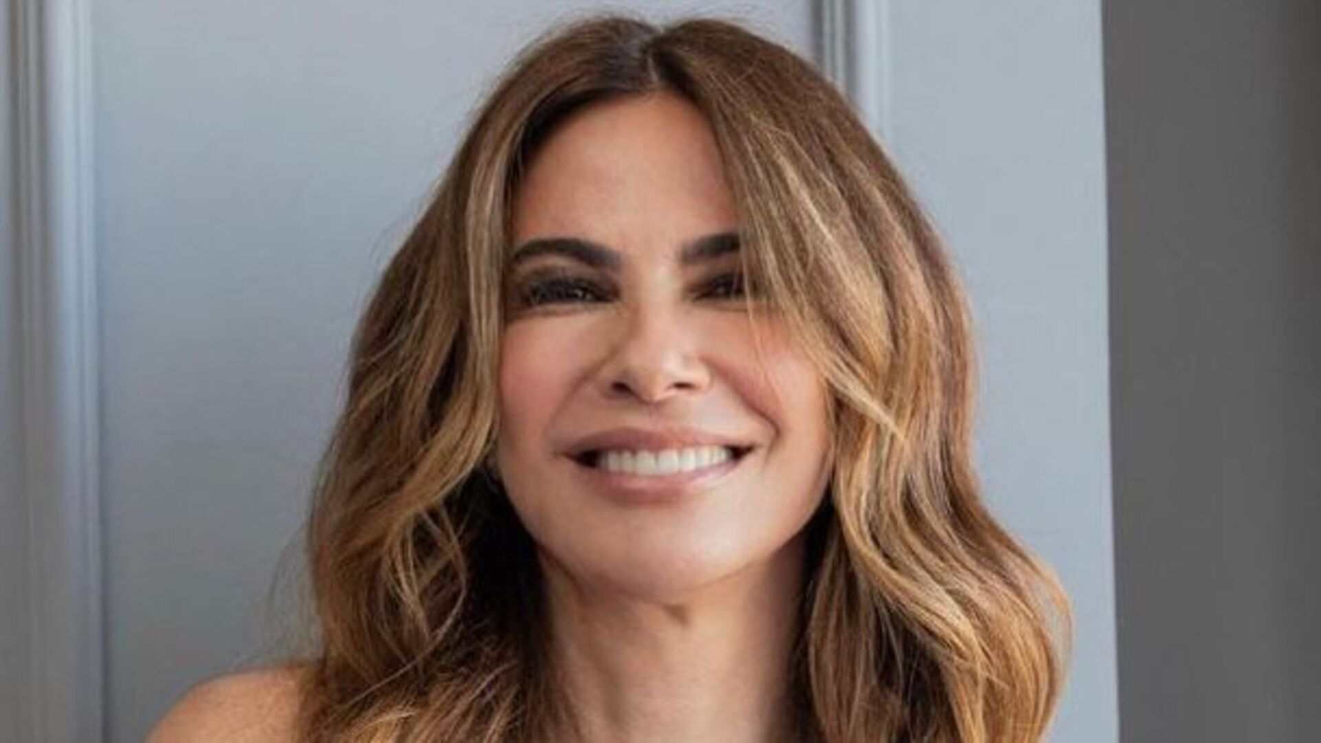 Luciana Gimenez recebe chuva de elogios ao posar com look elegante