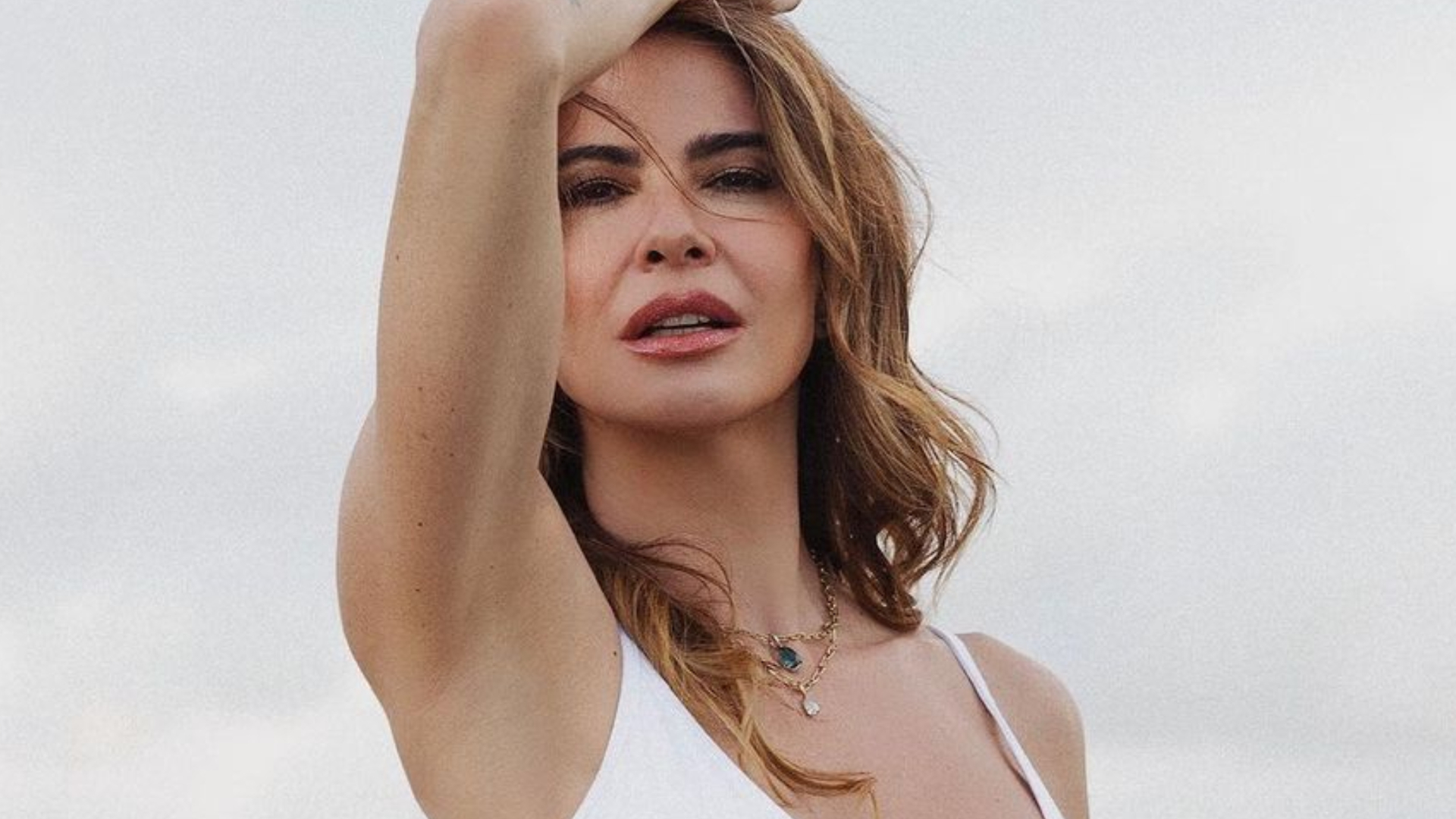Só de calcinha e sutiã, Luciana Gimenez revela tatuagem ‘secreta’
