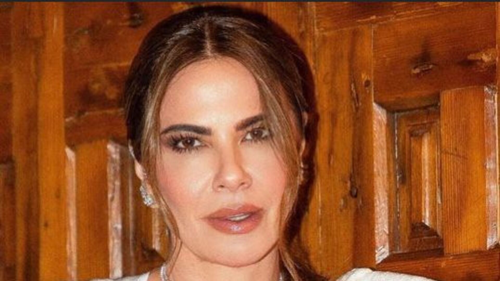 Luciana Gimenez surge esbanjando beleza e elegância usando vestido longo em novas fotos