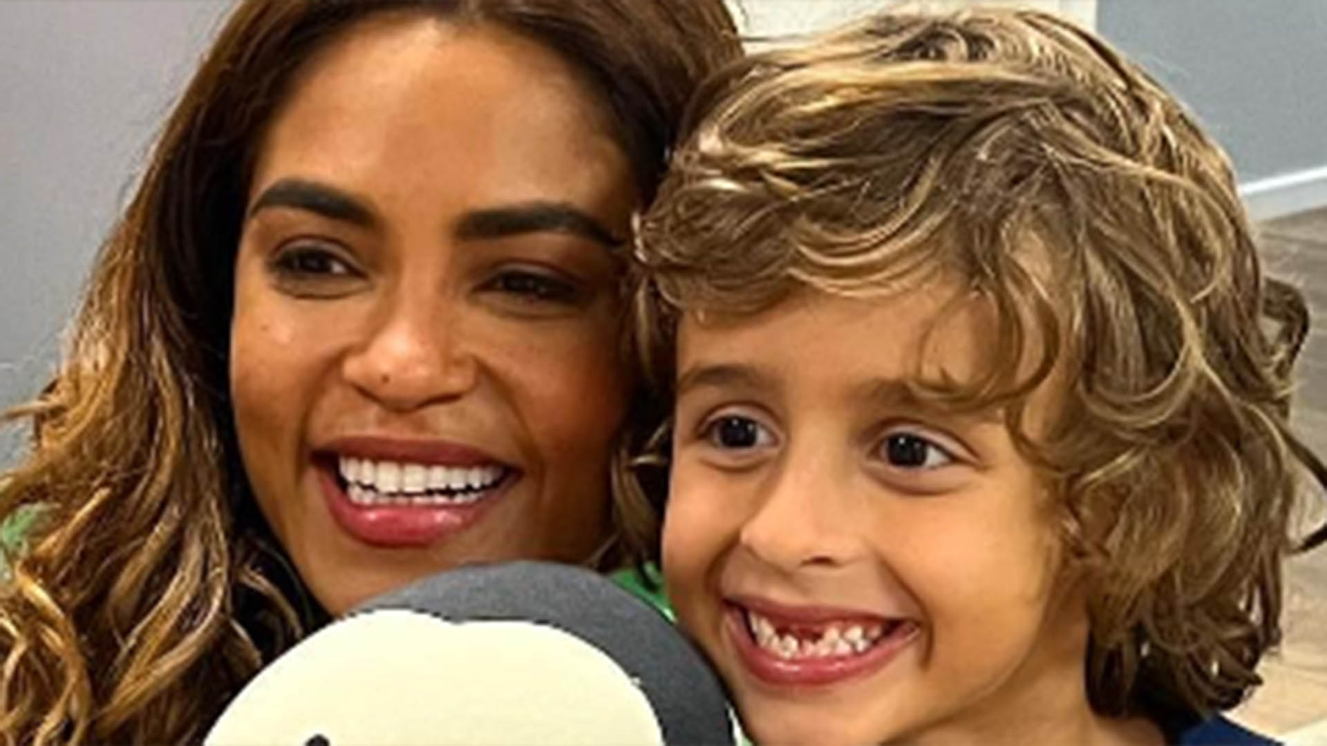 Vicente Alvite, o Tonho de ‘Travessia’, dá presente fofo para Lucy Alves