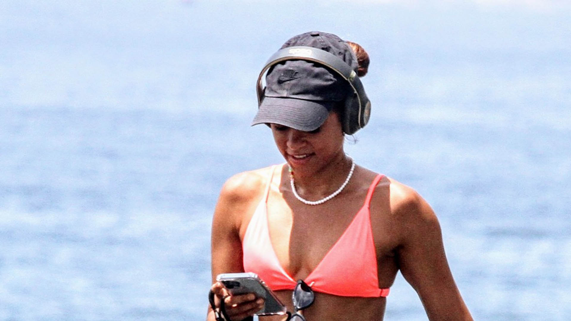 Estrela de ‘Travessia’, Lucy Alves exibe corpão sarado em exercício na praia