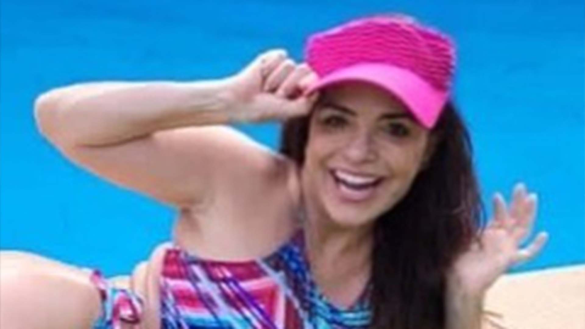 De maiô, Luiza Tomé exibe as pernas perfeitas em dia na piscina