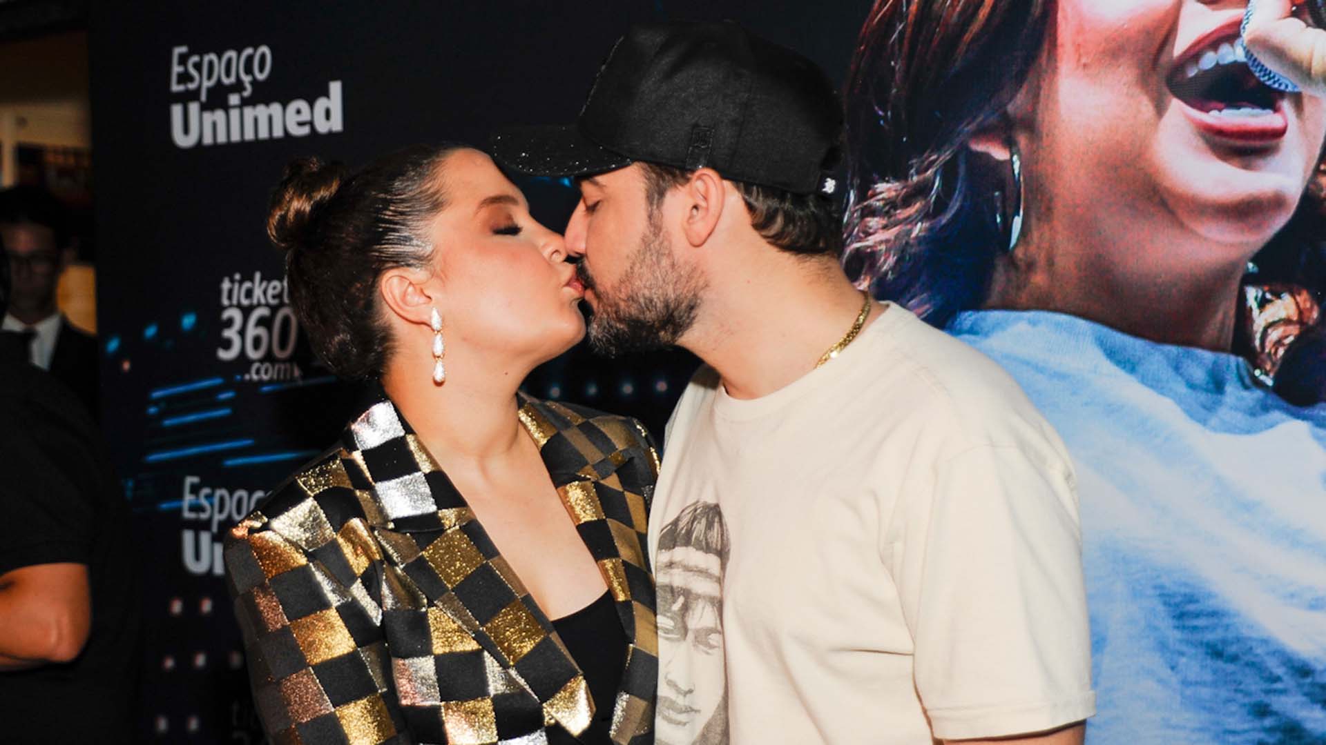 Maiara e Fernando trocam beijos apaixonados nos bastidores de show