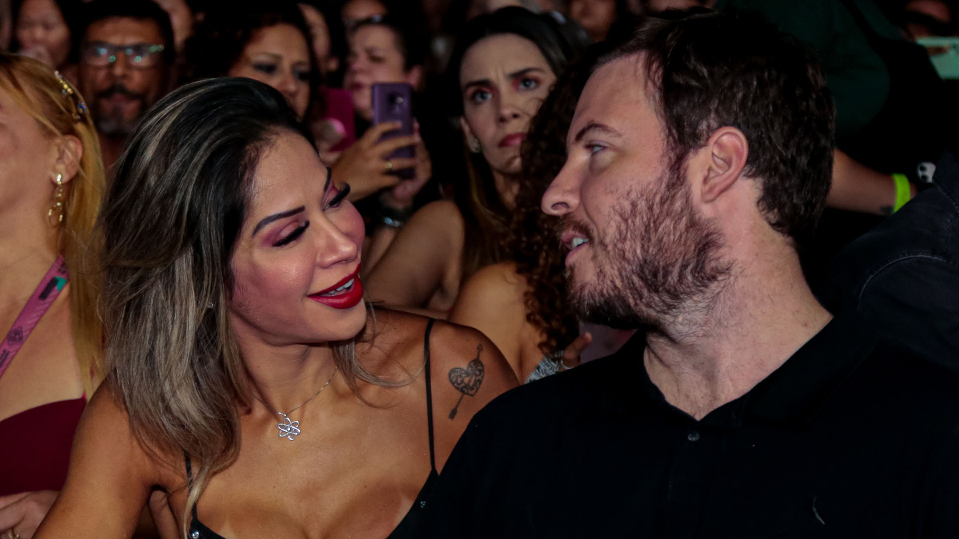 Maíra Cardi faz primeira aparição em público com o namorado, Thiago Nigro