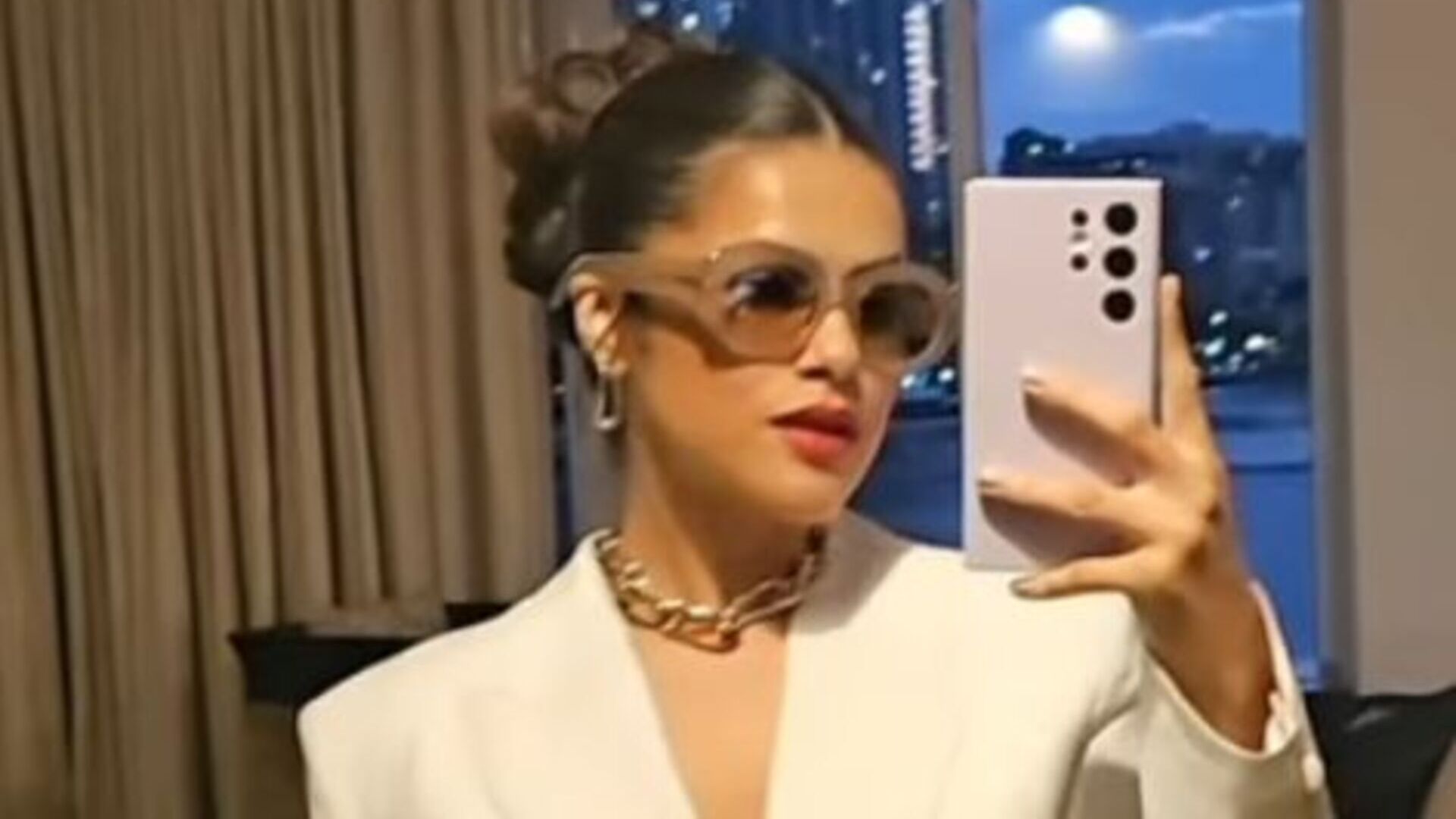 Maisa Silva surpreende fãs ao surgir acompanhada de Maluma e Demi Lovato em desfile